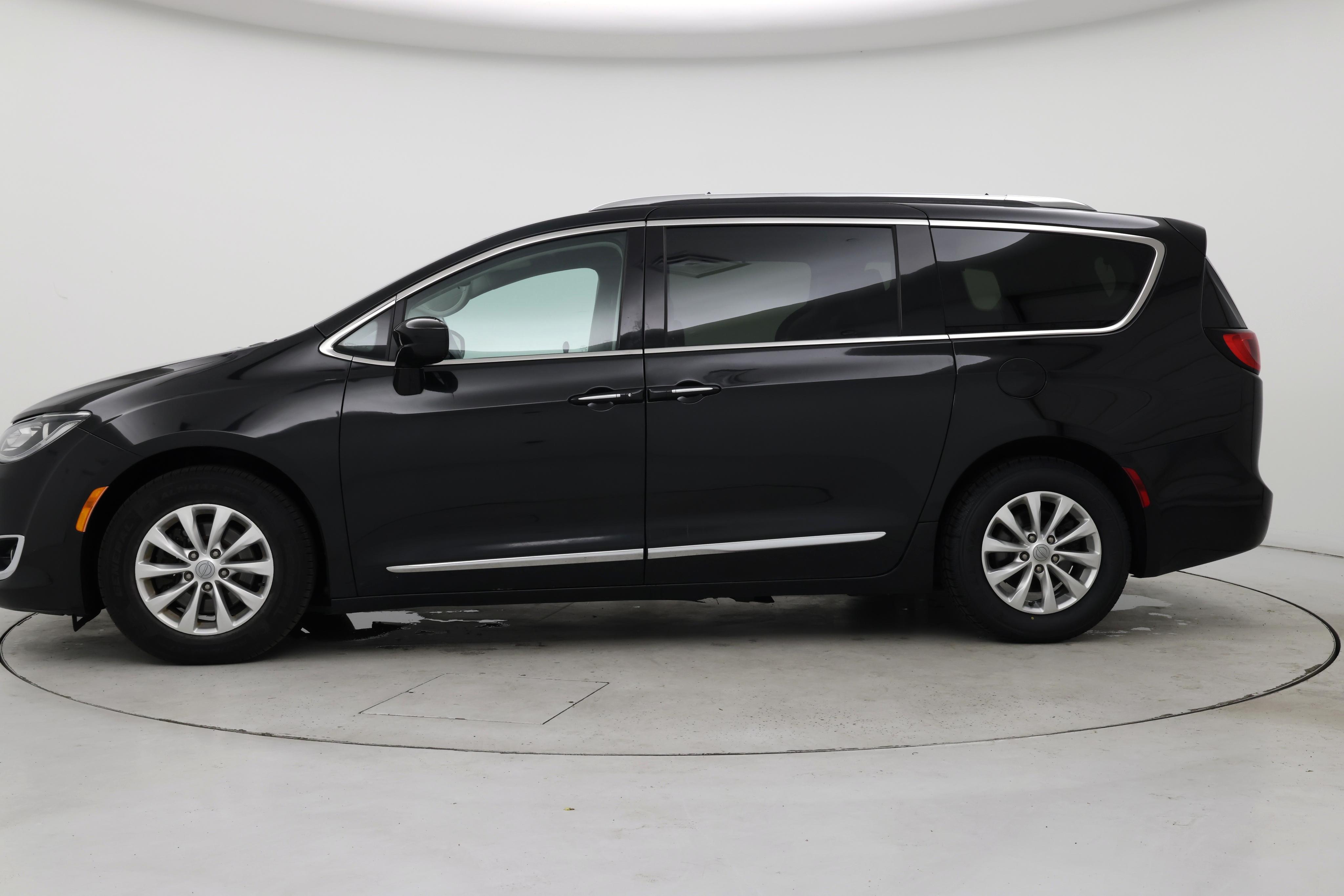 Thumbnail: 2018 Chrysler Pacifica - 3