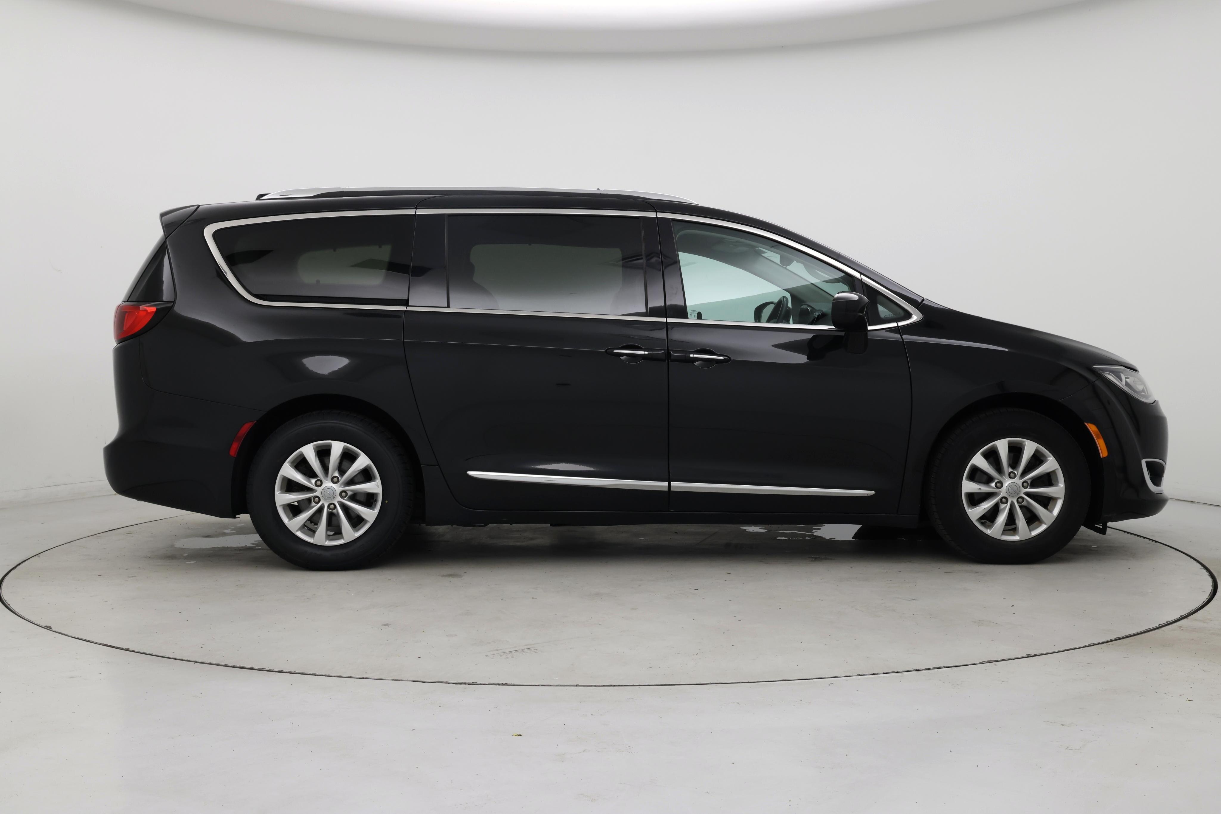 Thumbnail: 2018 Chrysler Pacifica - 7