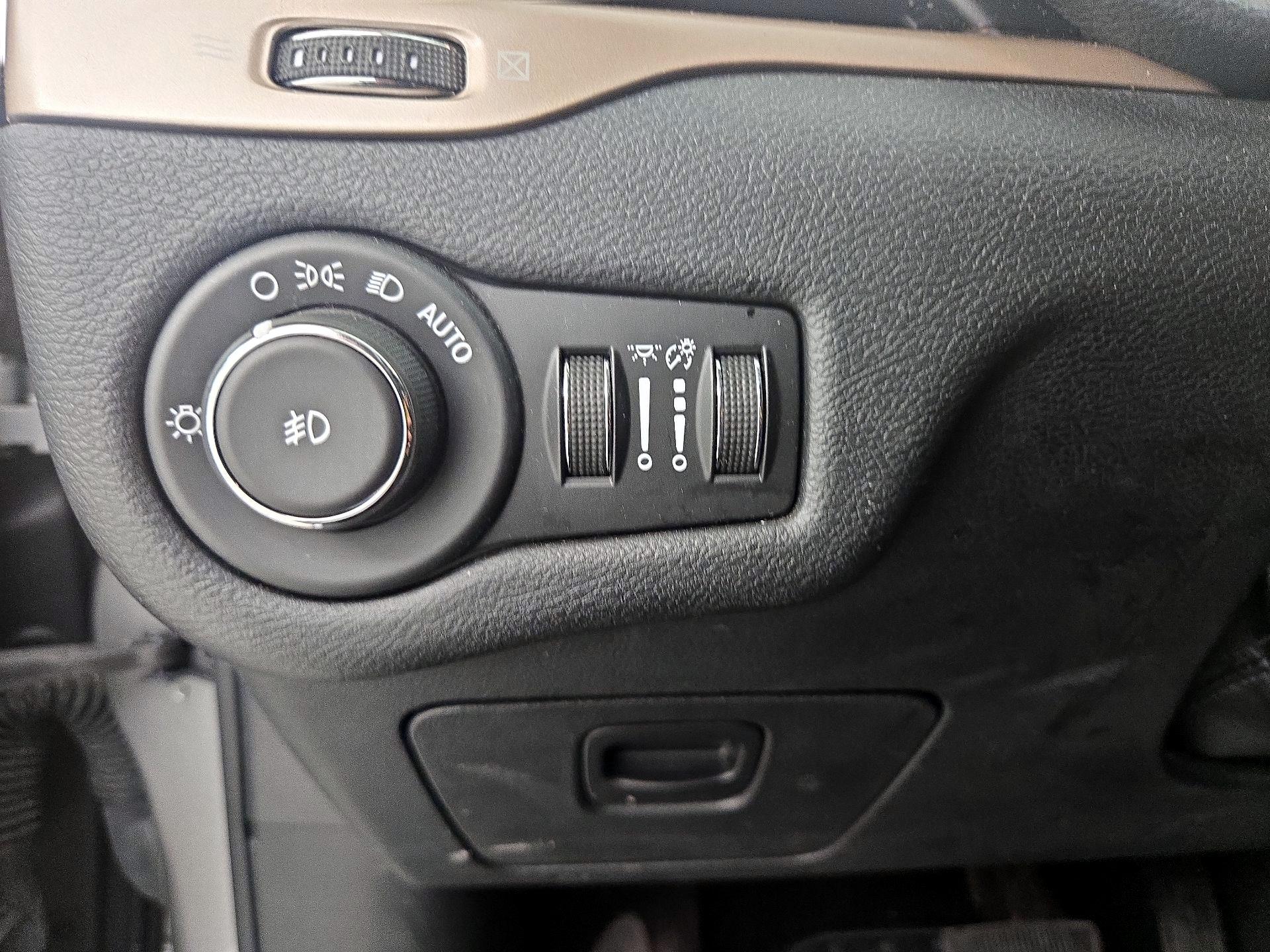 Thumbnail: 2016 Jeep Cherokee - 13