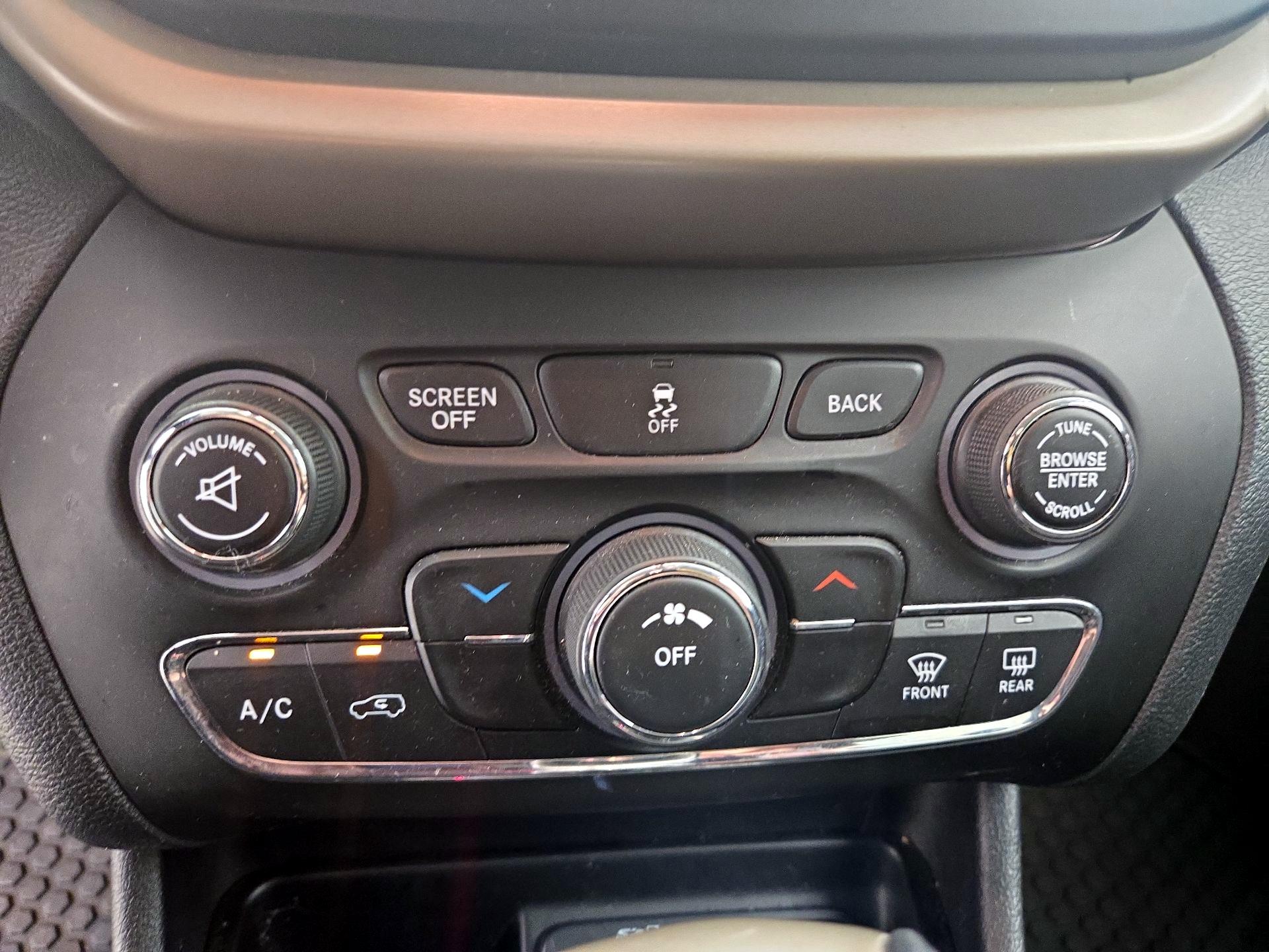 Thumbnail: 2016 Jeep Cherokee - 16