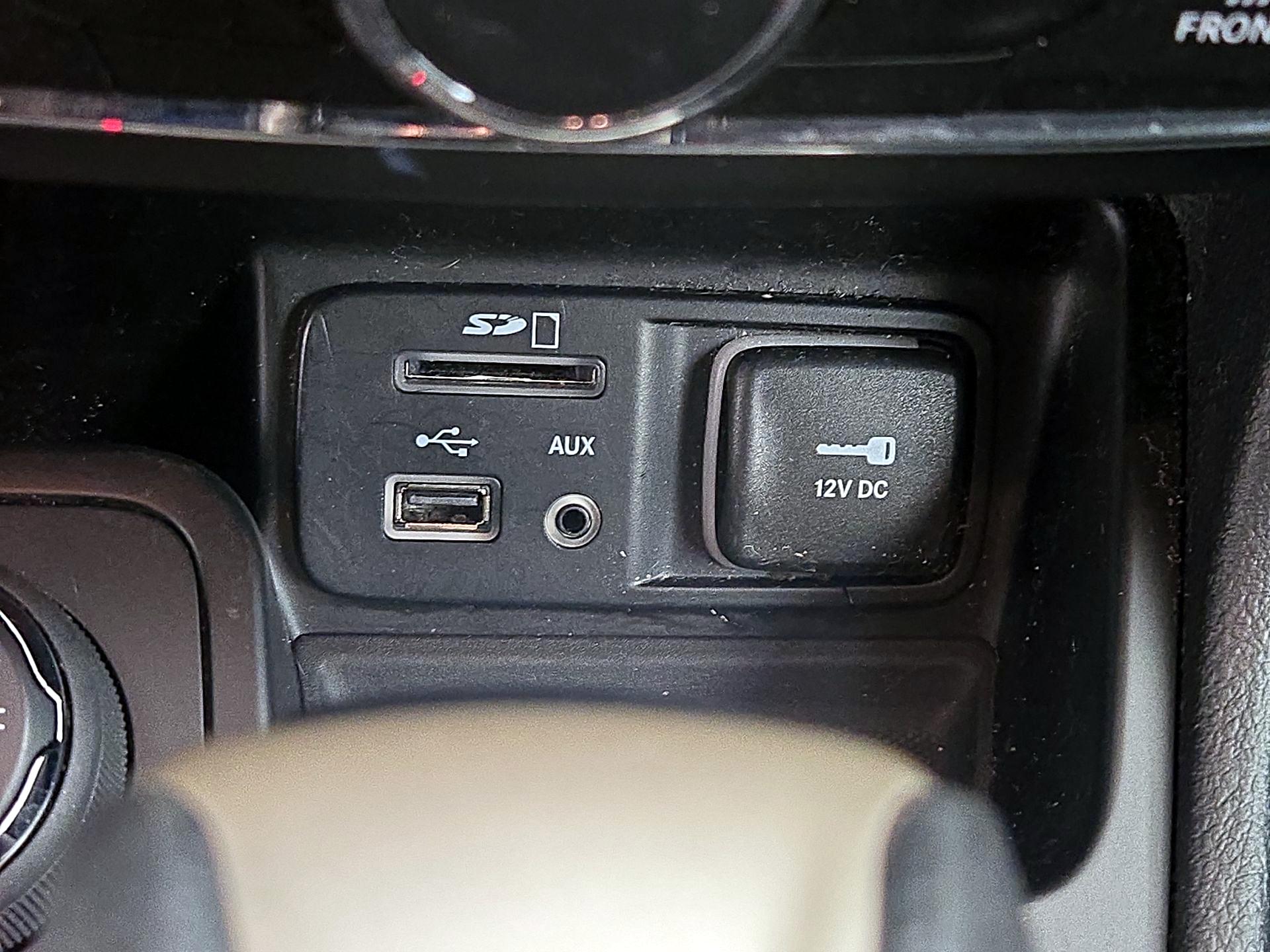 Thumbnail: 2016 Jeep Cherokee - 18