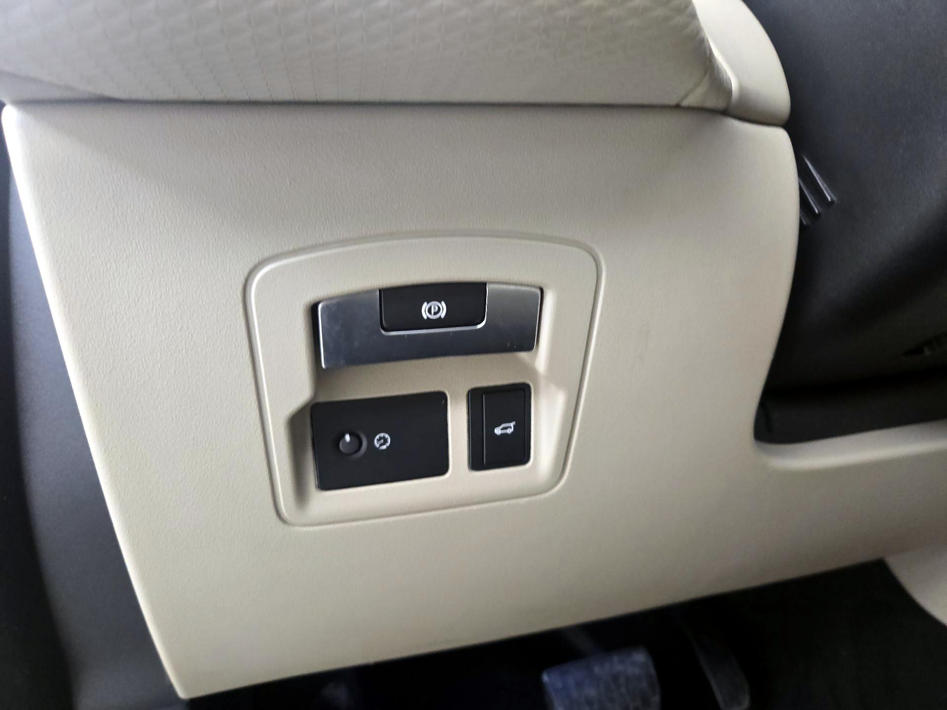 Thumbnail: 2020 Land Rover Range Rover Velar - 13