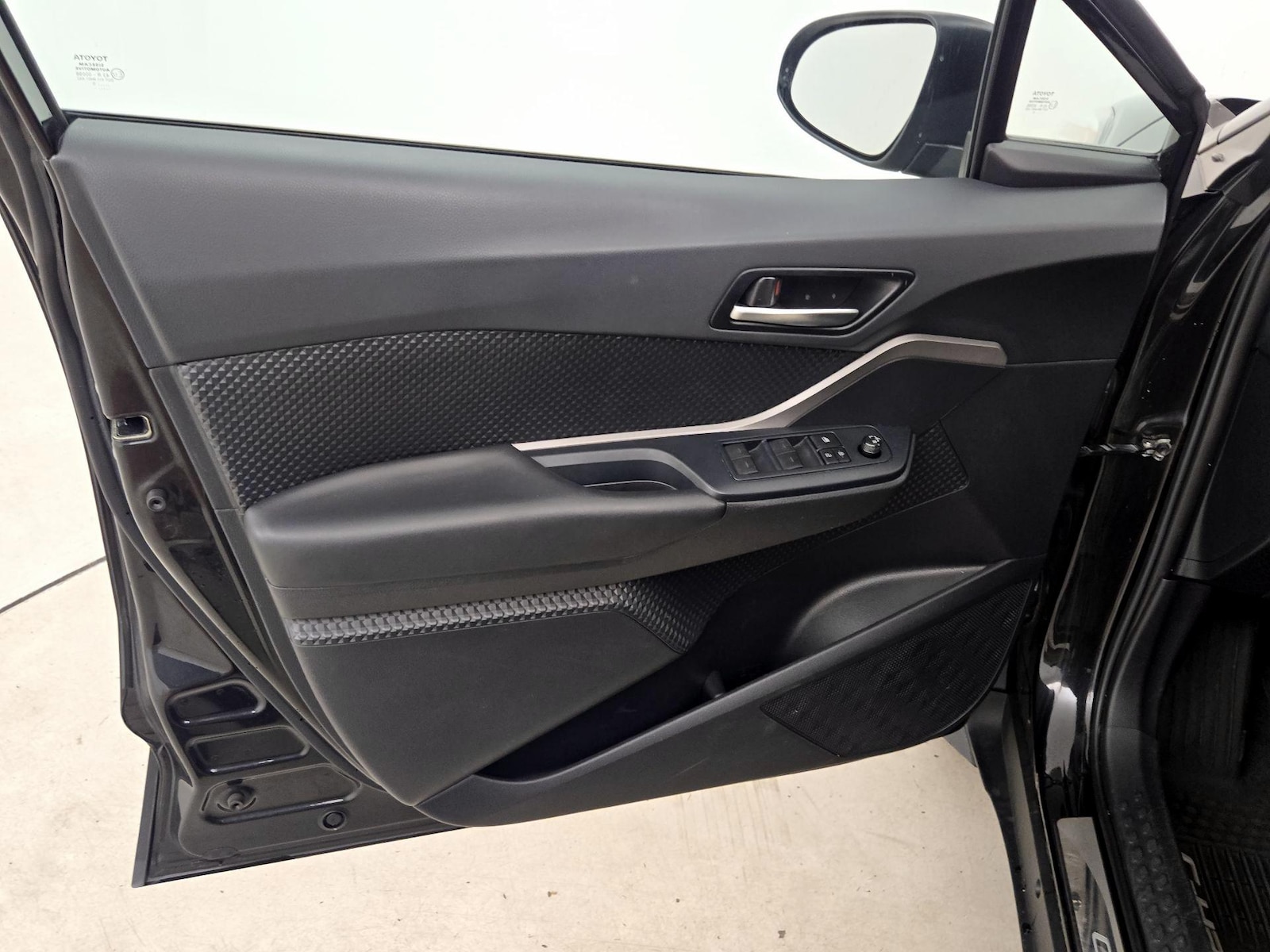 2020 Toyota C-HR LE - Photo 13