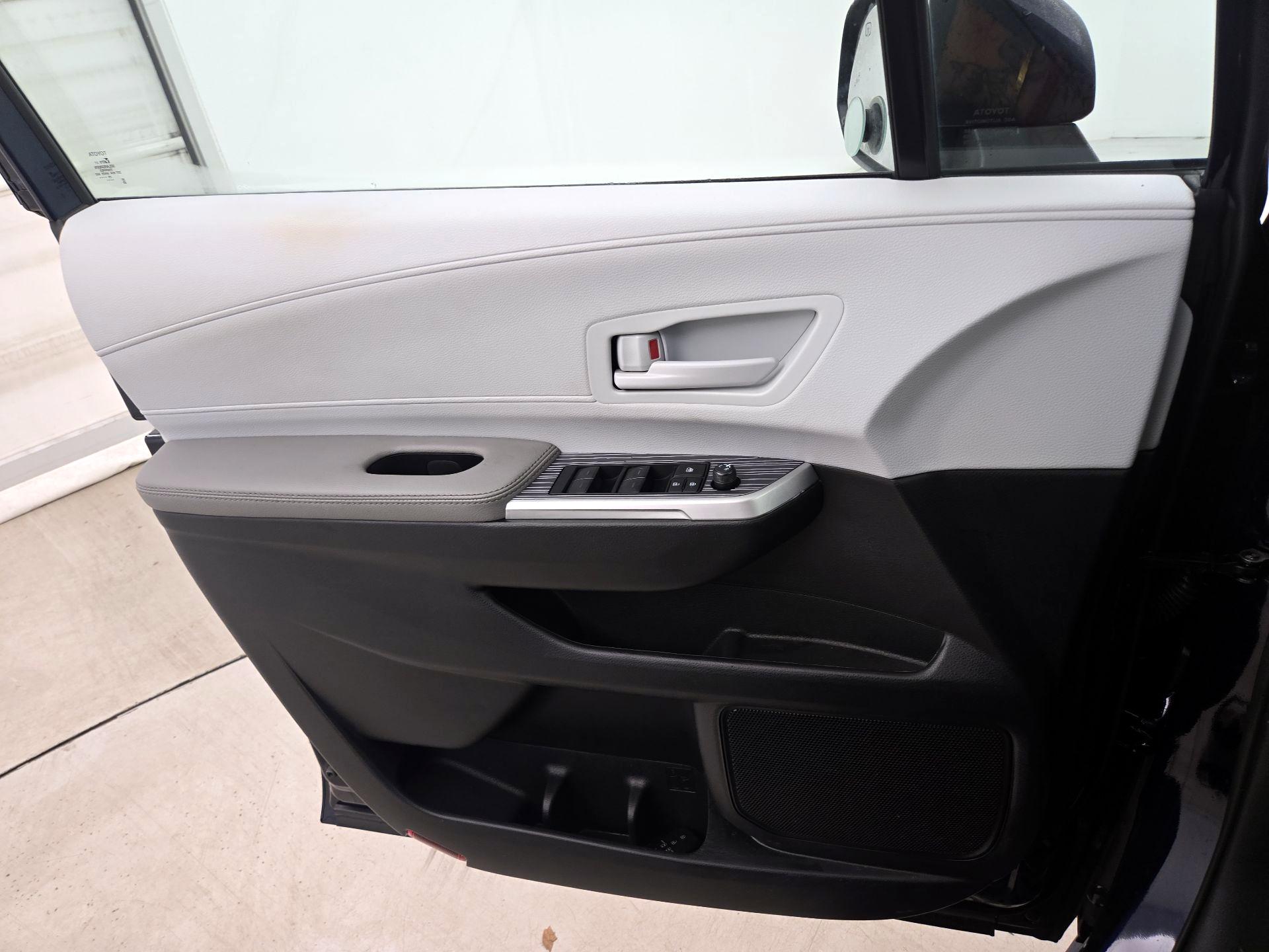 Thumbnail: 2025 Toyota Sienna - 12