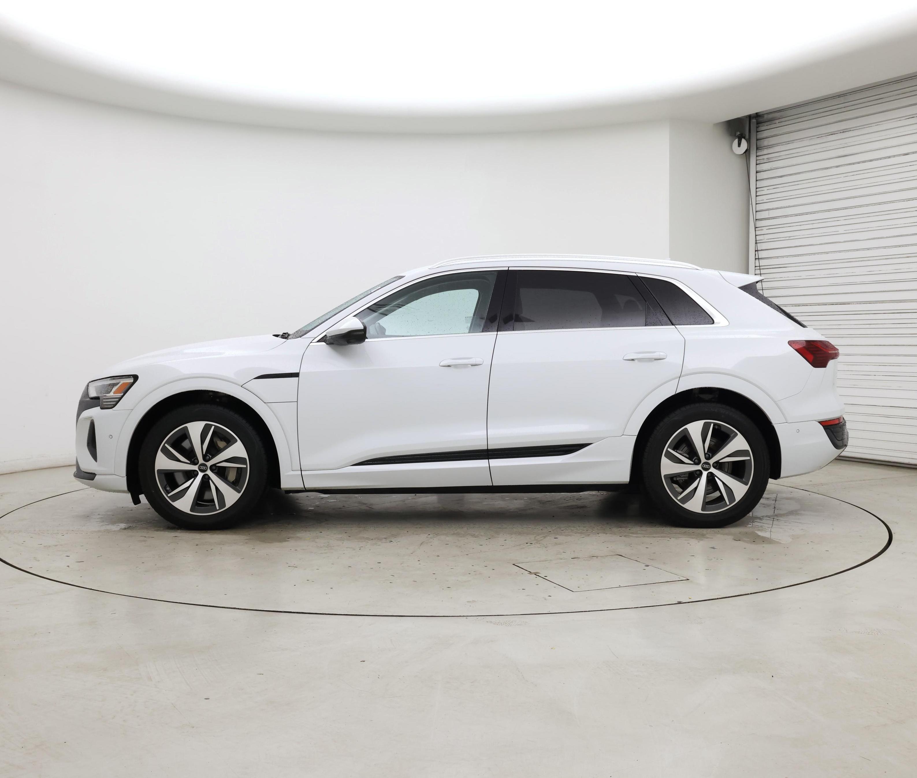 Thumbnail: 2024 Audi Q8 e-tron - 3