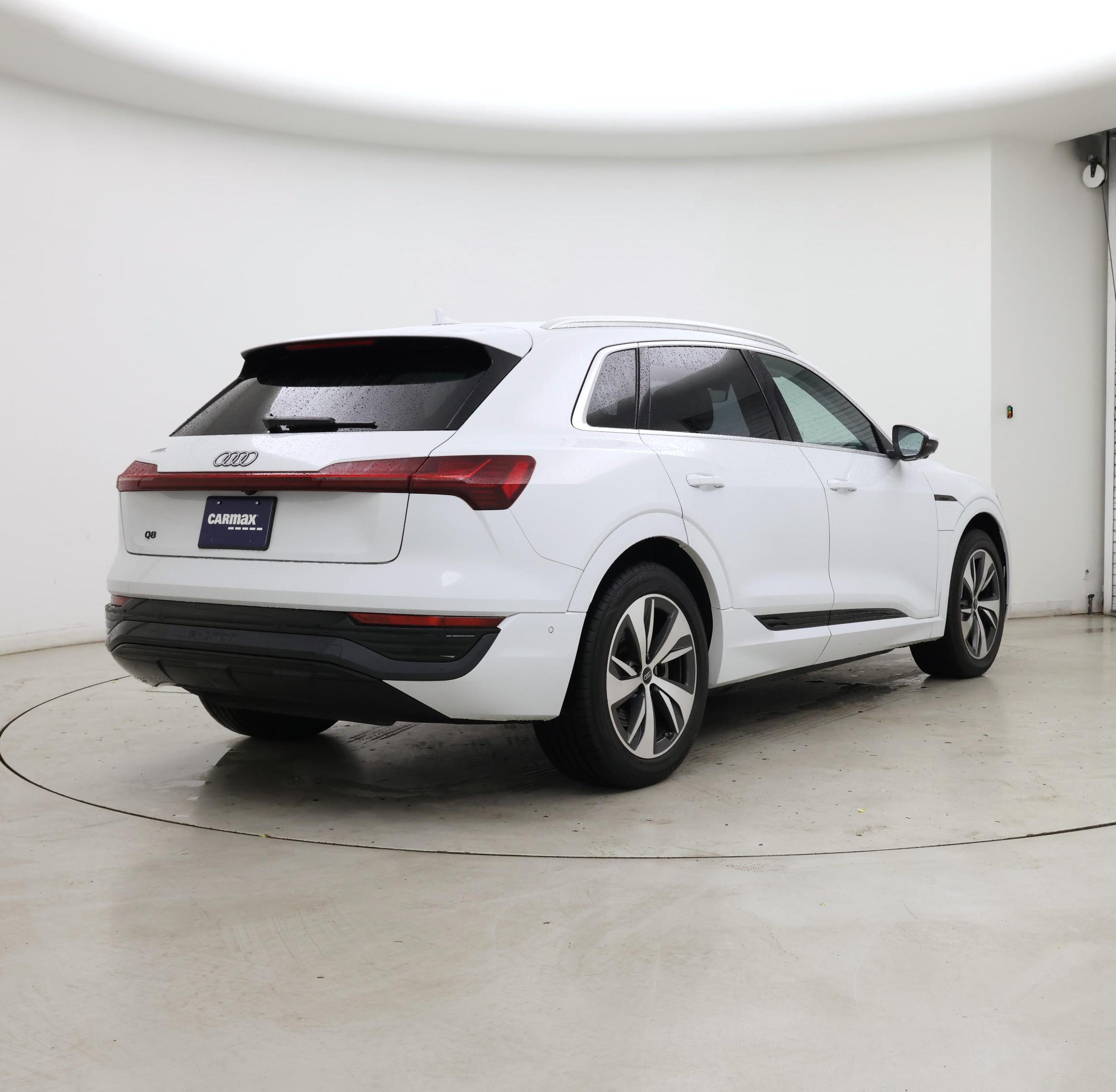 Thumbnail: 2024 Audi Q8 e-tron - 8
