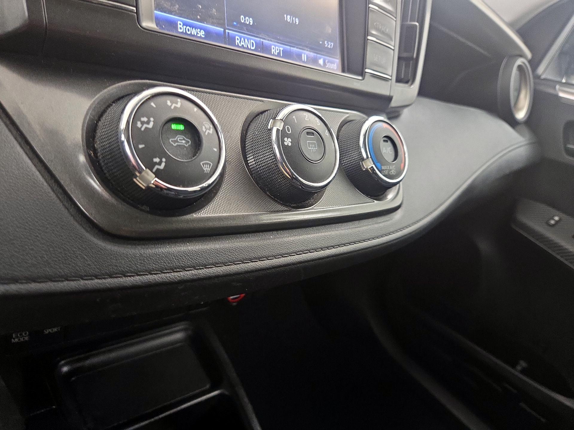 Thumbnail: 2014 Toyota RAV4 - 16