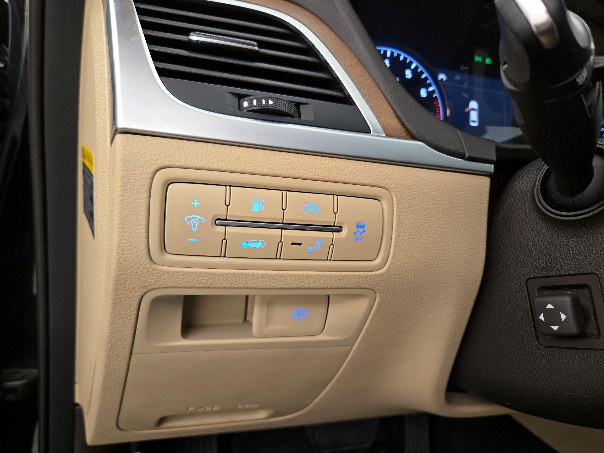 Thumbnail: 2017 Genesis G80 - 13