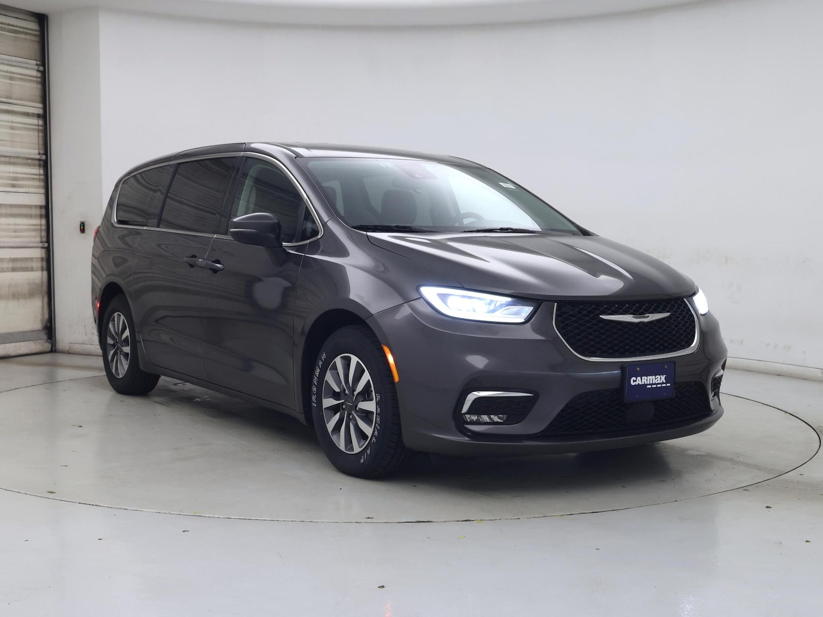 2023 Chrysler Pacifica Hybrid Touring L - Photo 2
