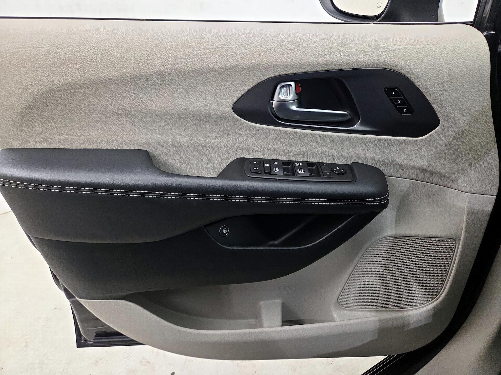 2023 Chrysler Pacifica Hybrid Touring L - Photo 13