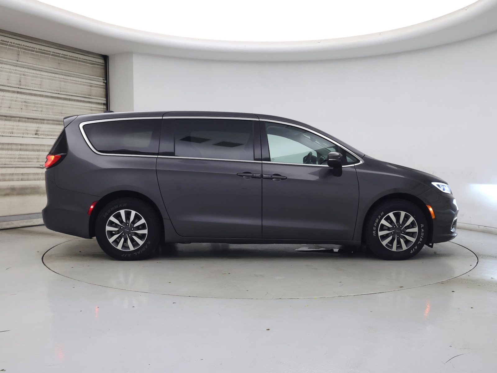 2023 Chrysler Pacifica Hybrid Touring L - Photo 8