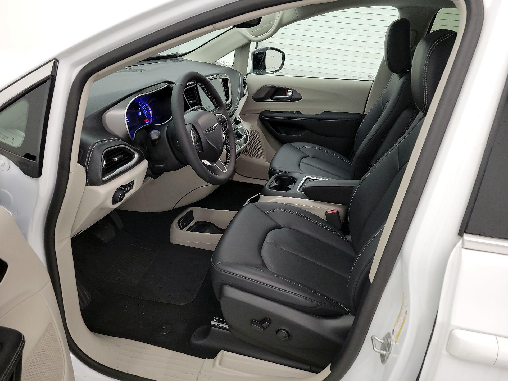 Thumbnail: 2024 Chrysler Pacifica - 11