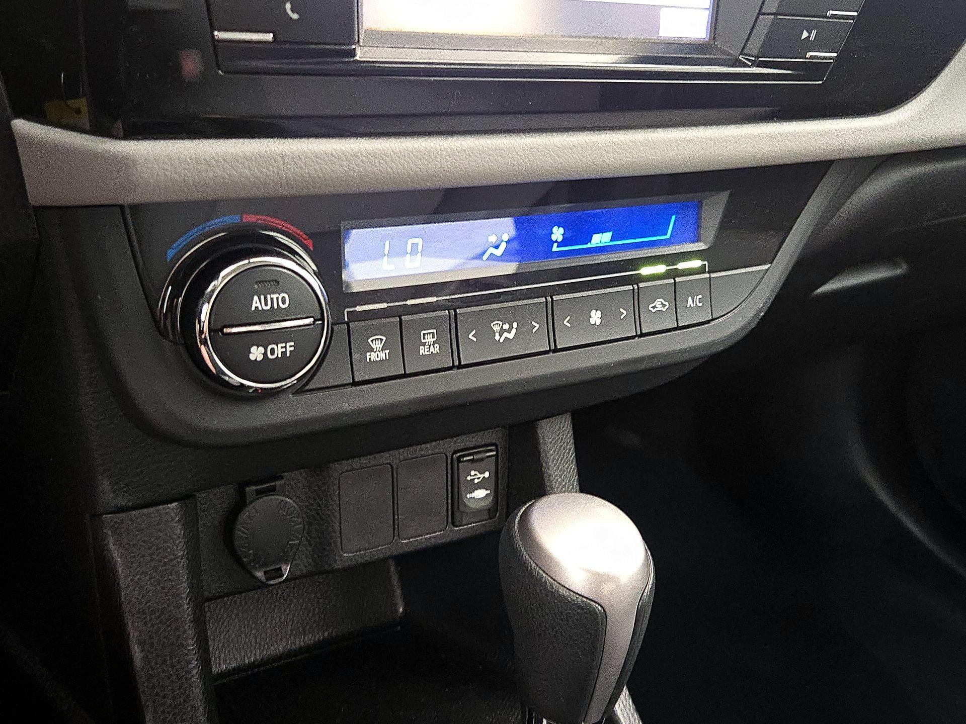 Thumbnail: 2015 Toyota Corolla - 16
