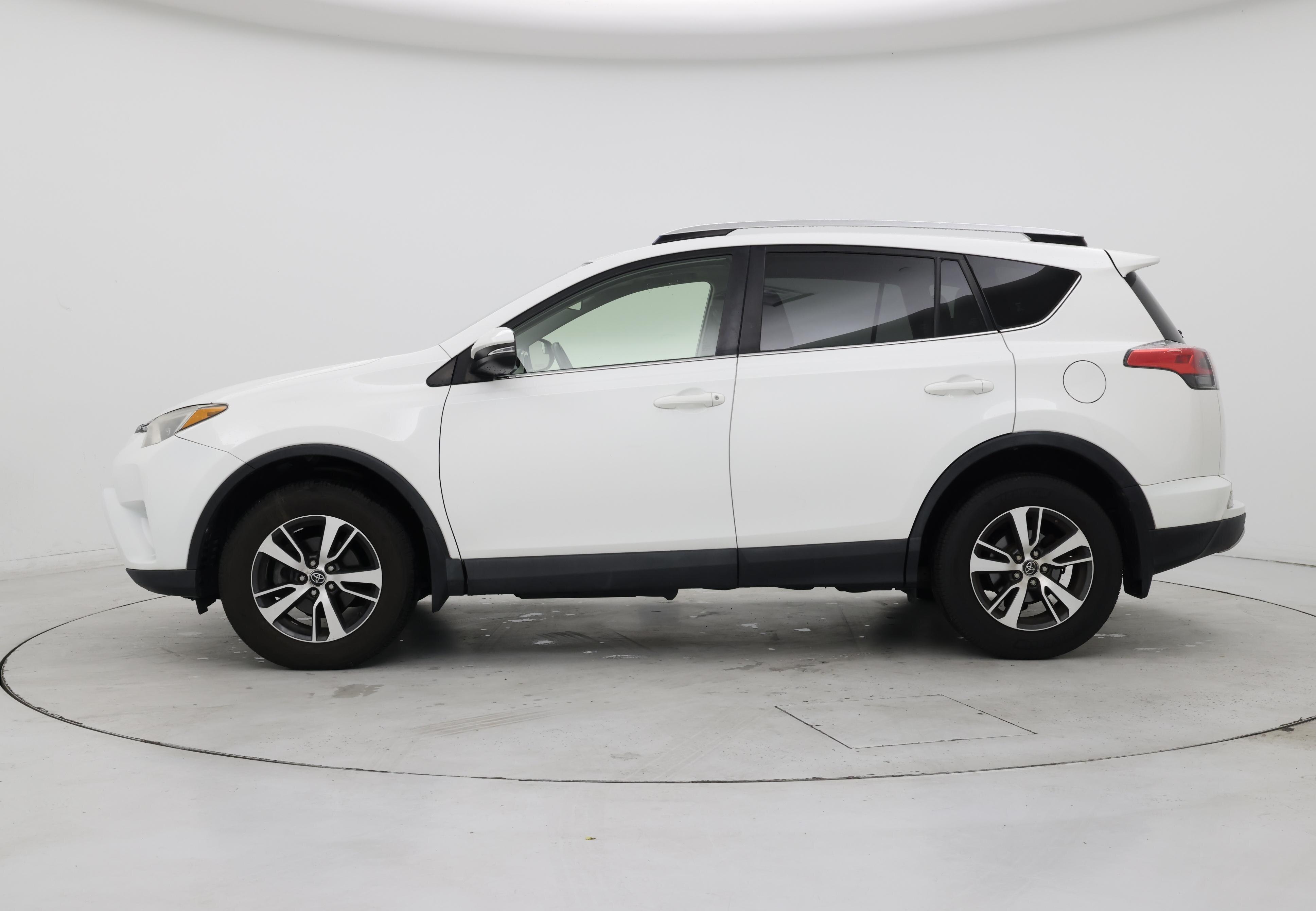 Thumbnail: 2016 Toyota RAV4 - 3