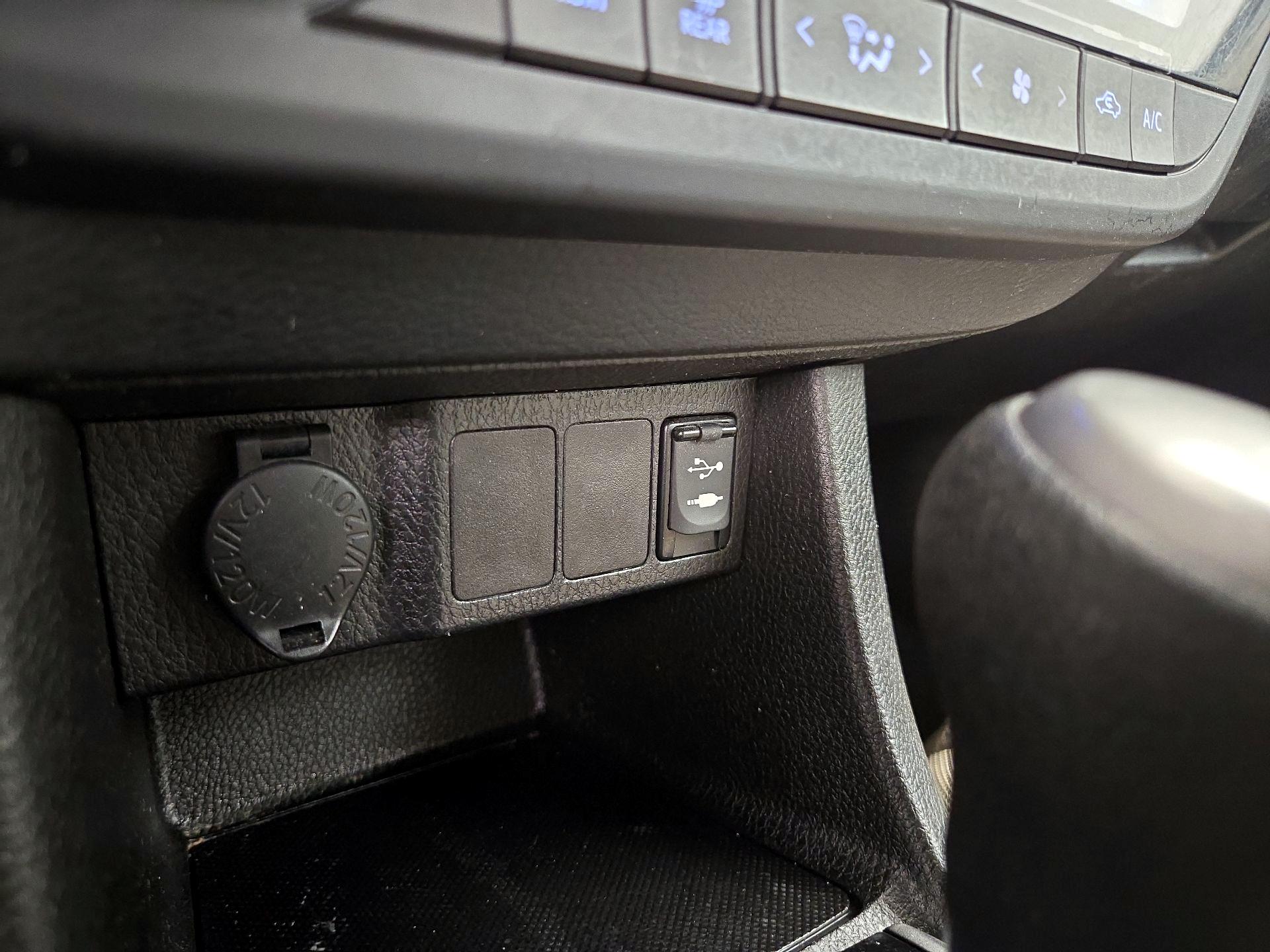Thumbnail: 2015 Toyota Corolla - 18