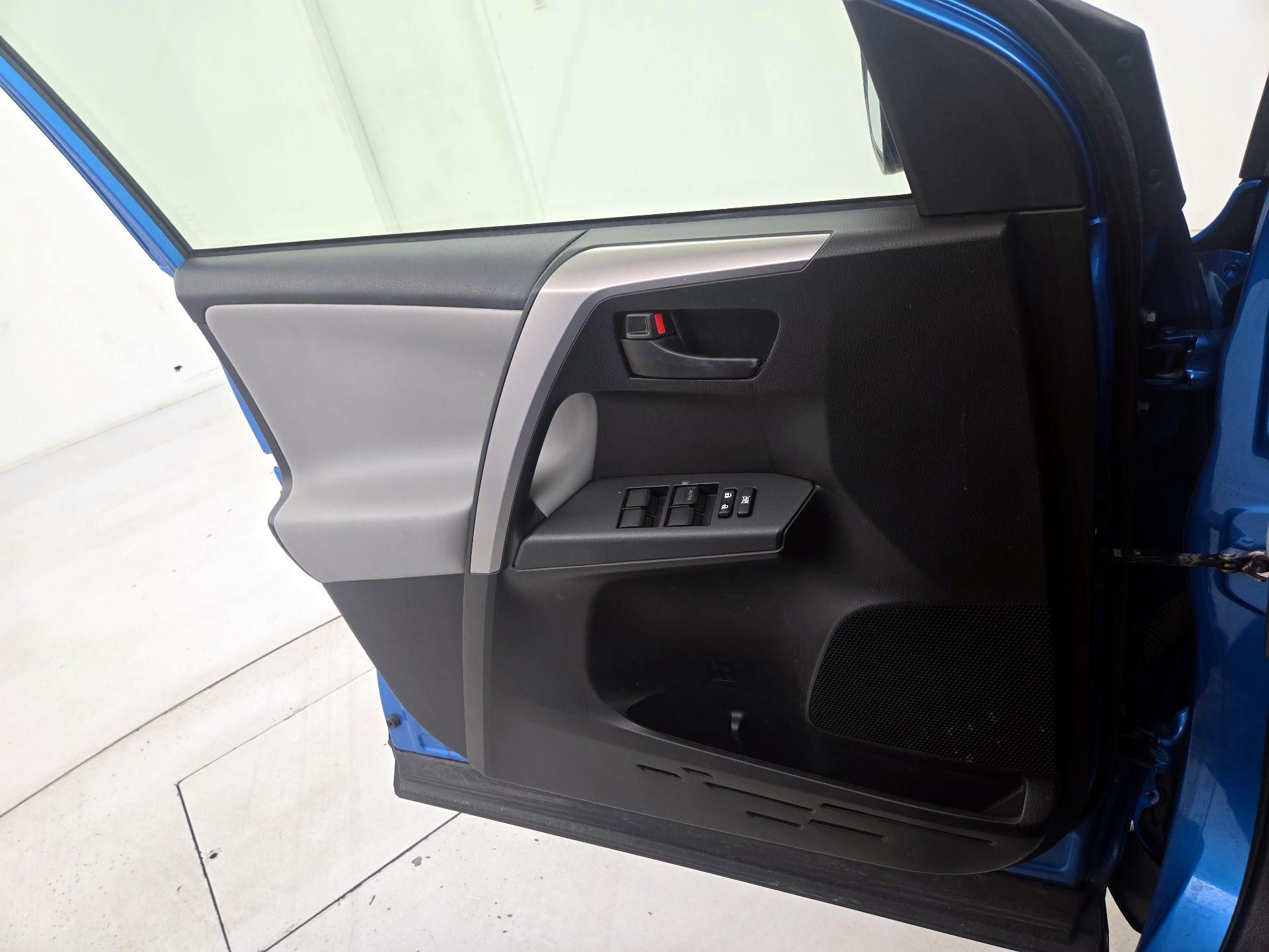 Thumbnail: 2018 Toyota RAV4 - 12