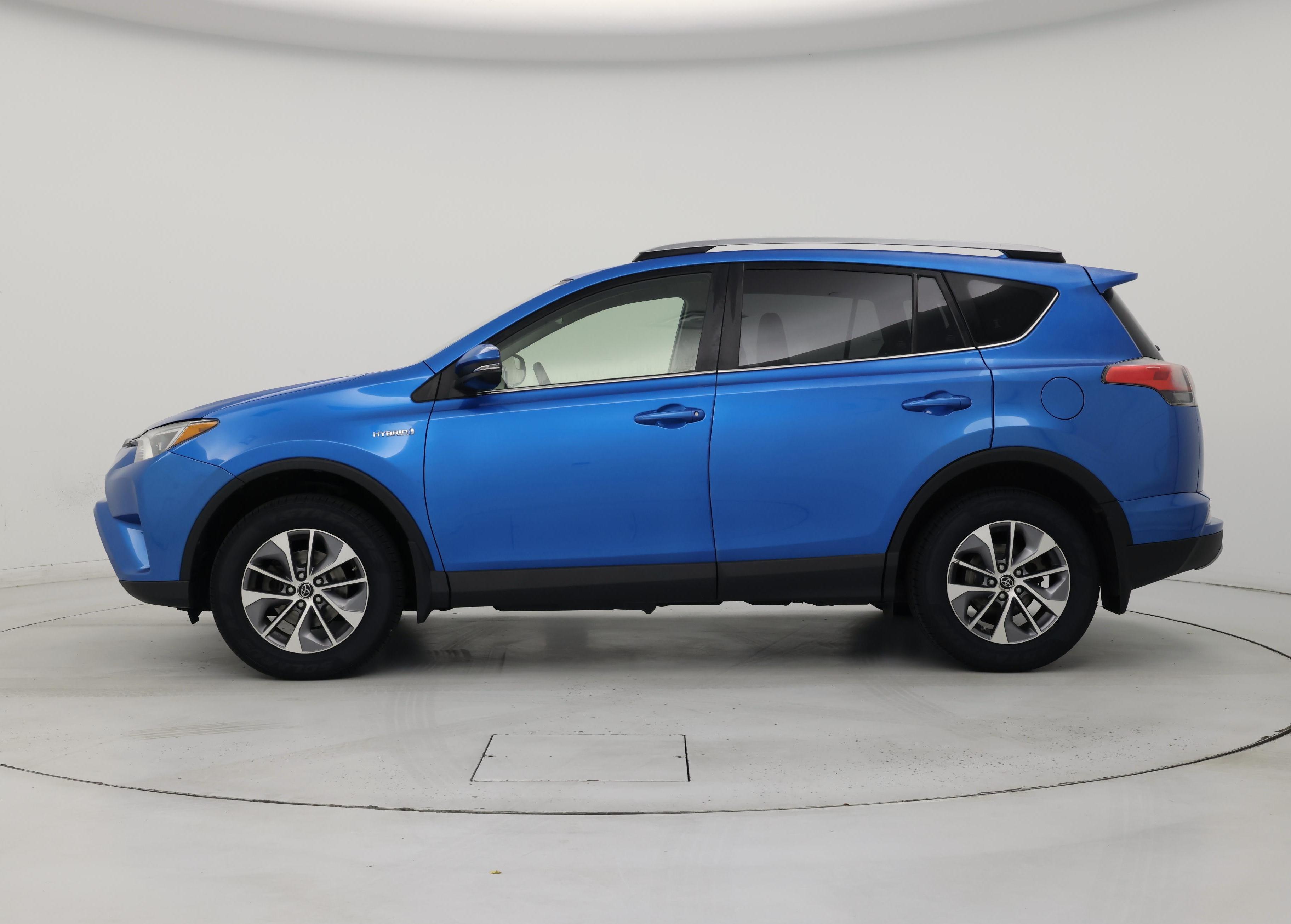 Thumbnail: 2018 Toyota RAV4 - 3