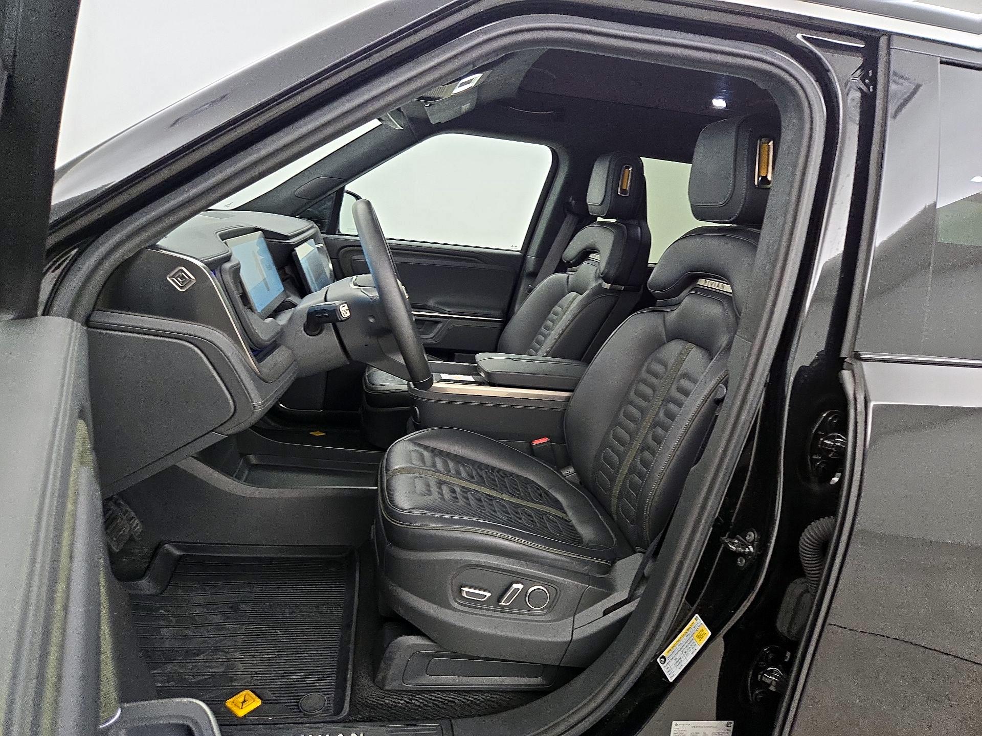 Thumbnail: 2025 Rivian R1S - 11