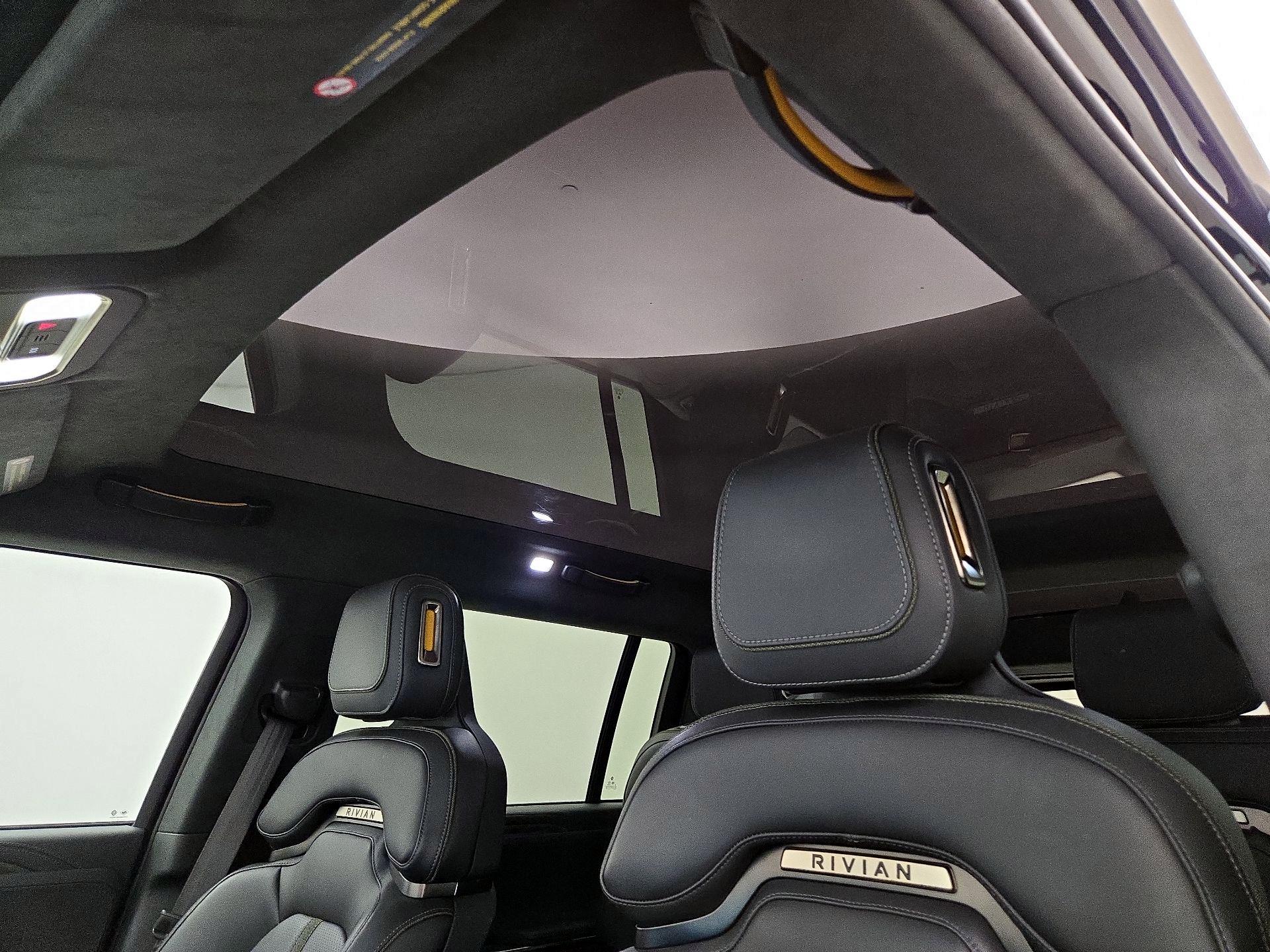 Thumbnail: 2025 Rivian R1S - 18