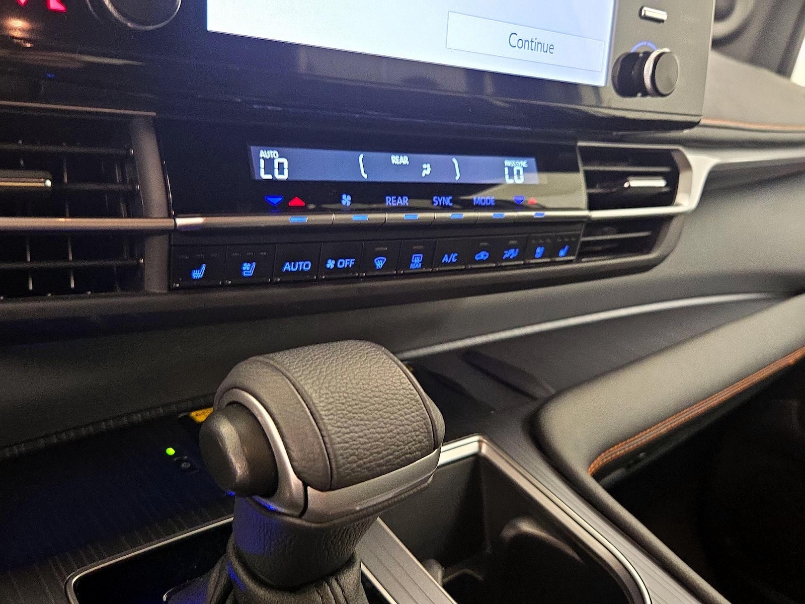 2024 Toyota Sienna XSE - Photo 18