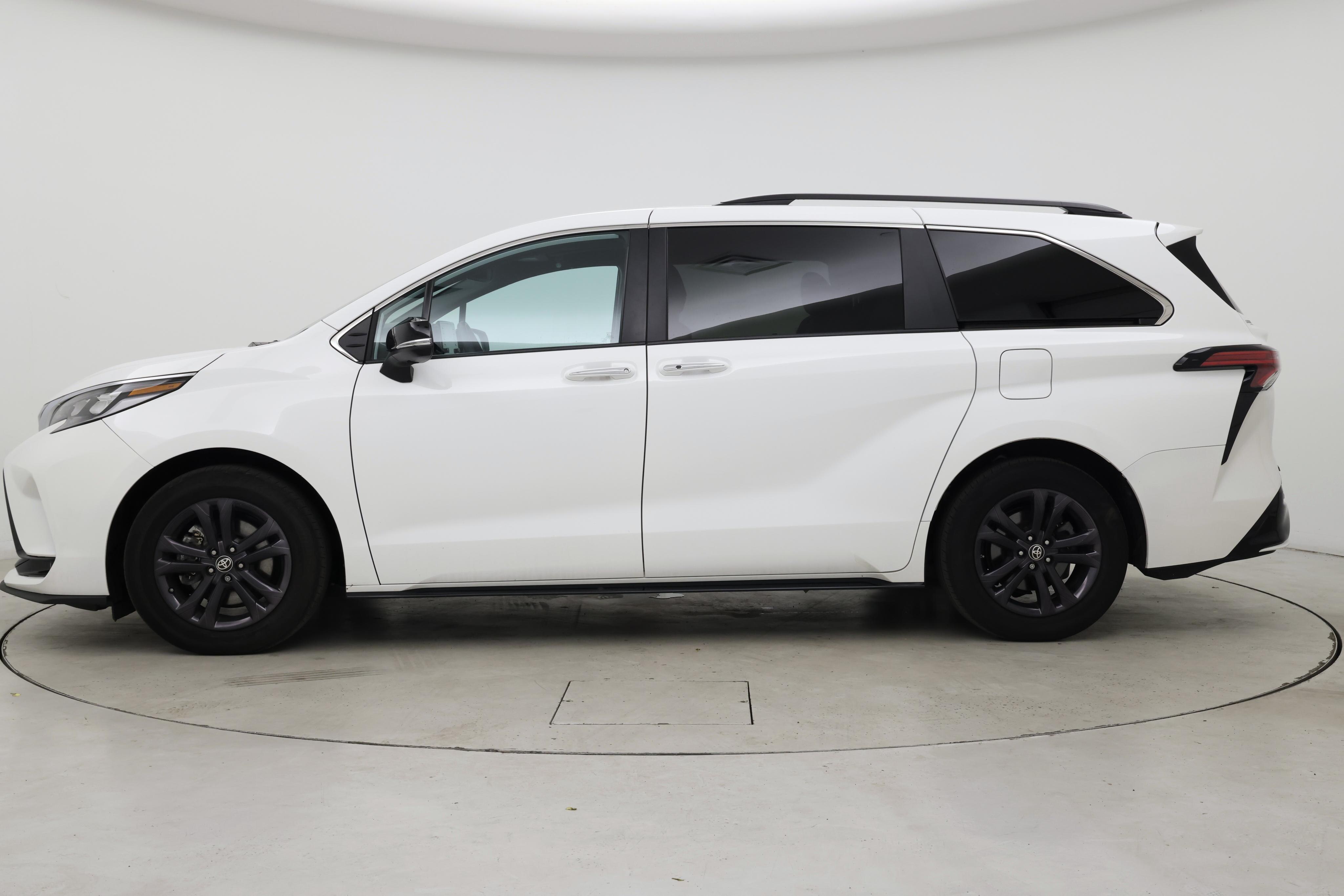 Thumbnail: 2024 Toyota Sienna - 3
