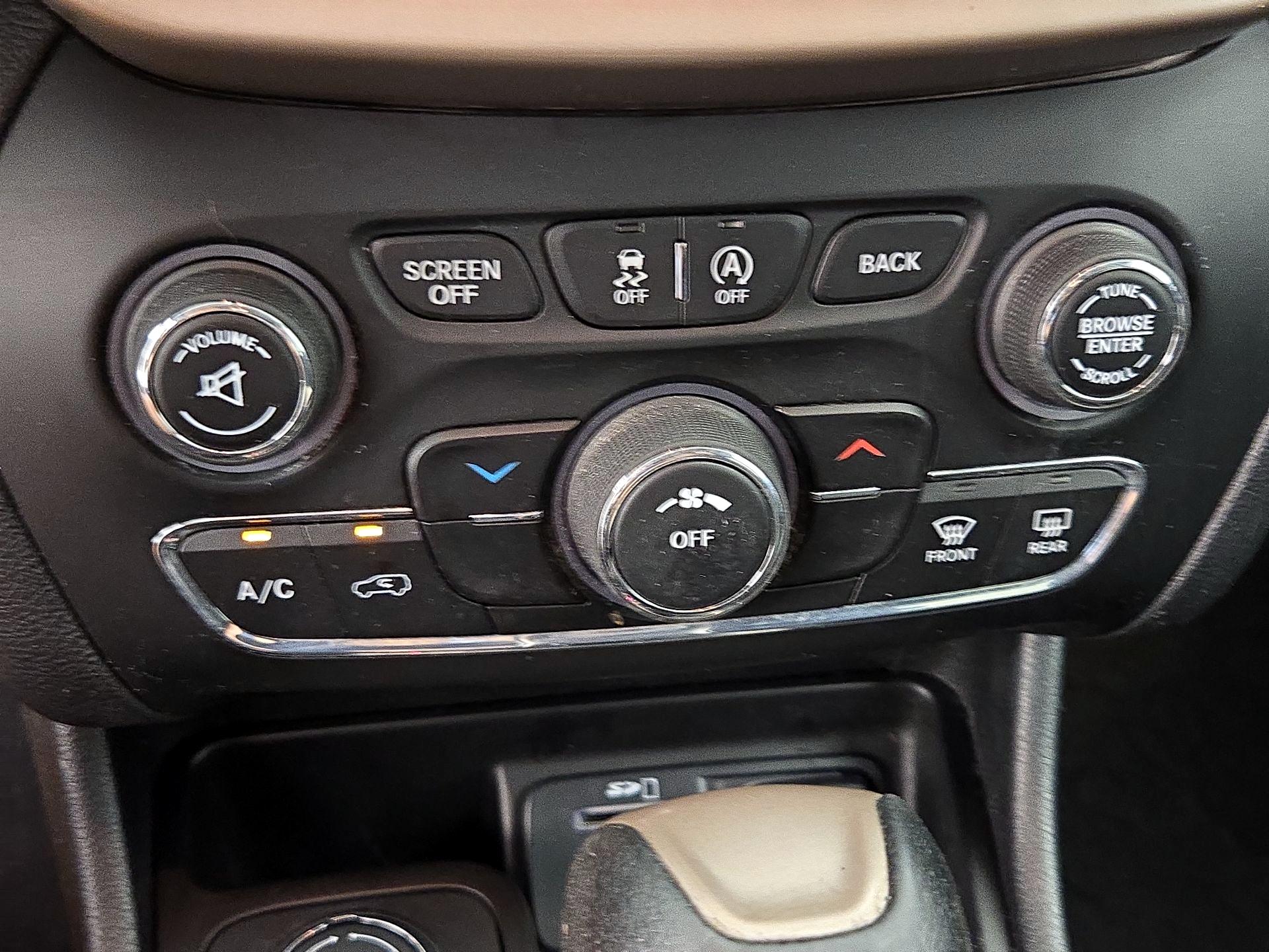 Thumbnail: 2017 Jeep Cherokee - 17