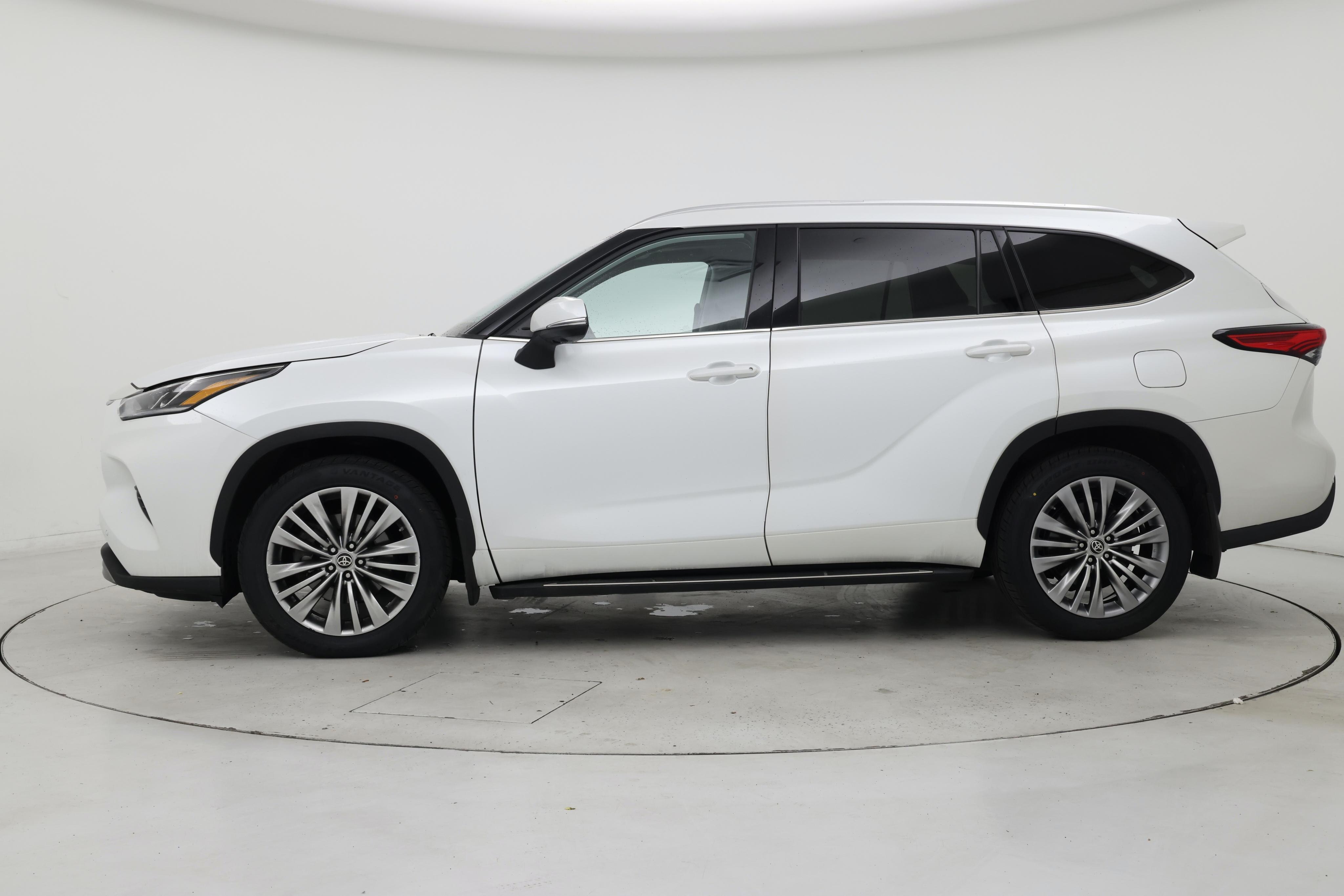 Thumbnail: 2023 Toyota Highlander - 3