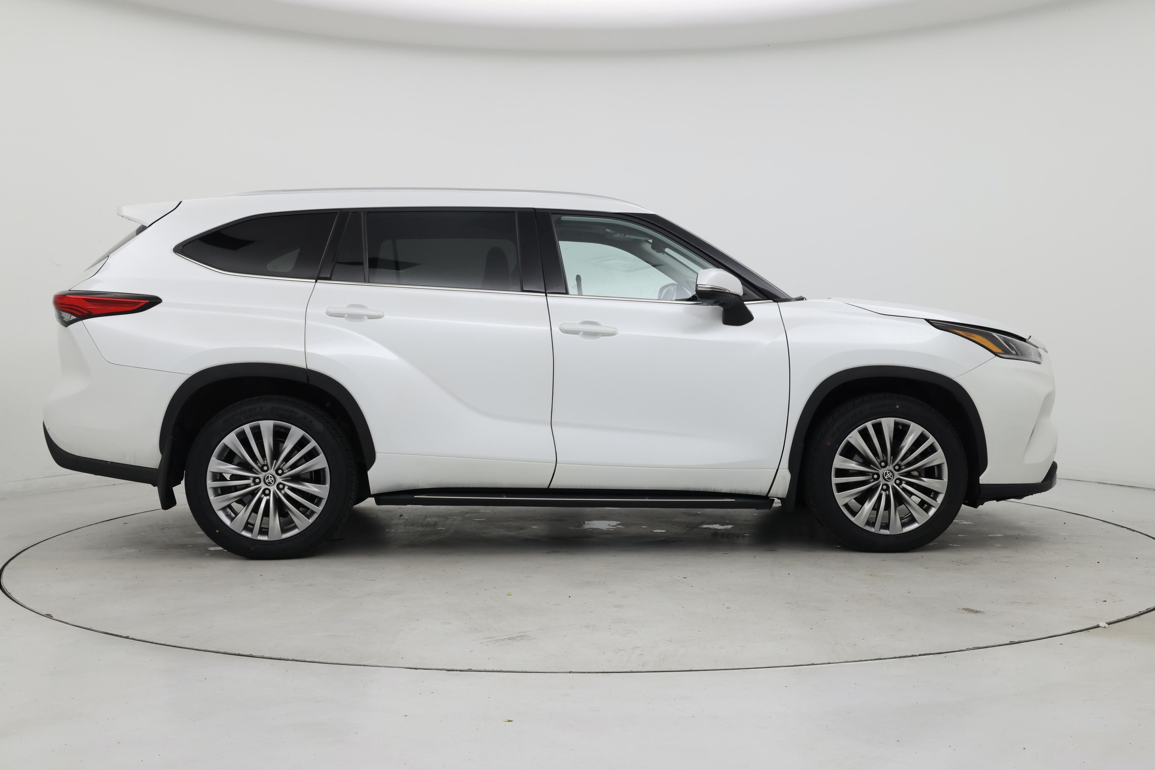 Thumbnail: 2023 Toyota Highlander - 7