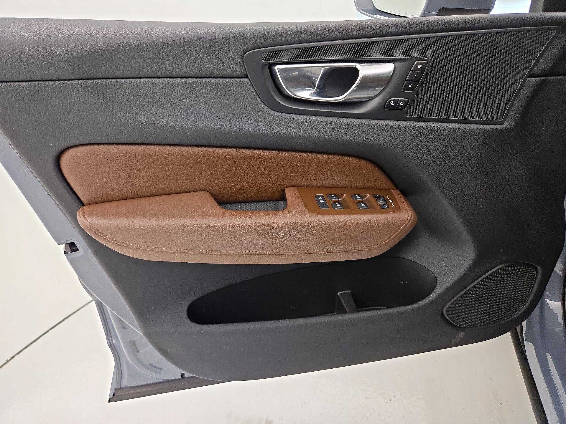 Thumbnail: 2022 Volvo XC60 - 12