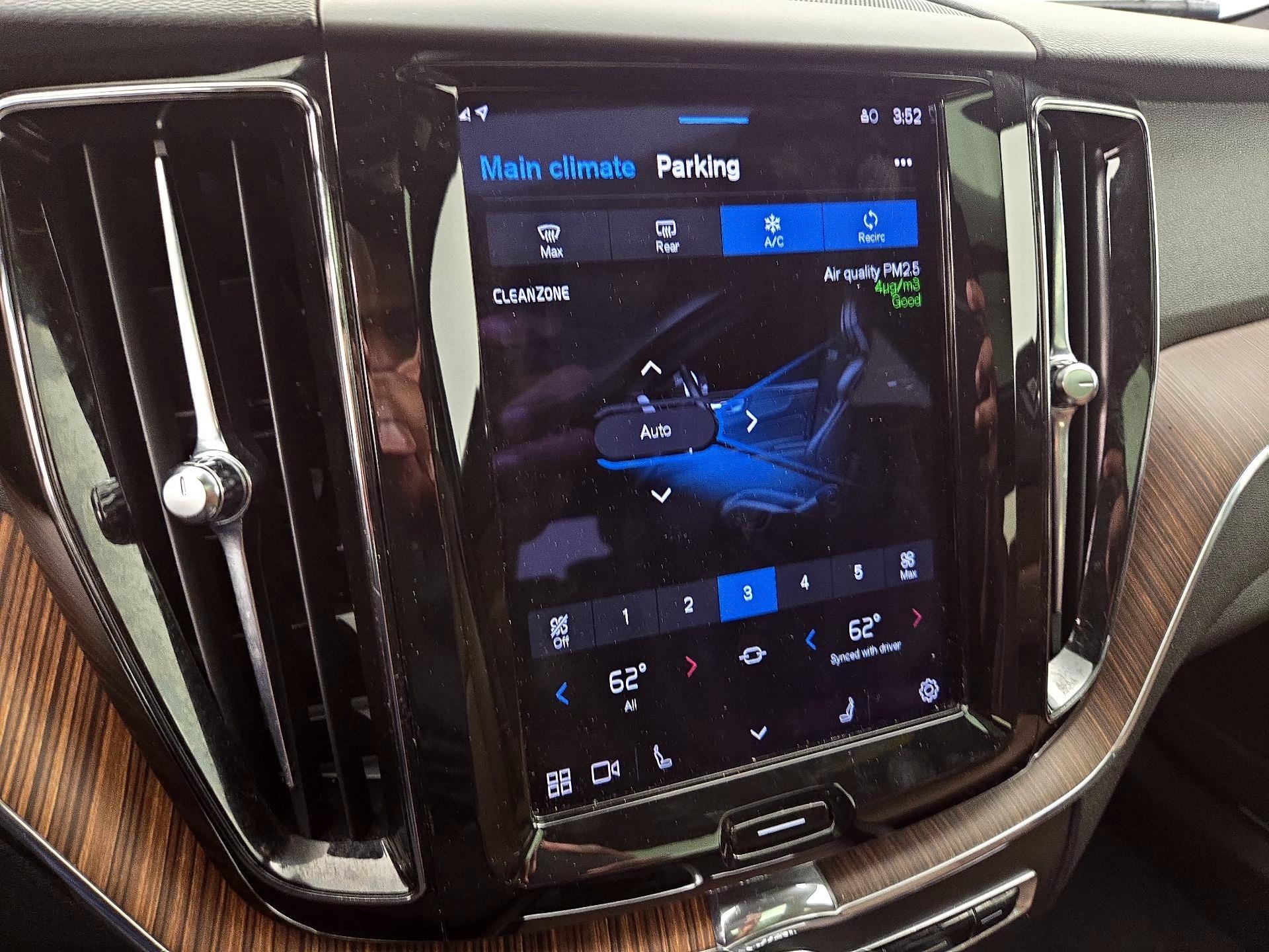 Thumbnail: 2022 Volvo XC60 - 17