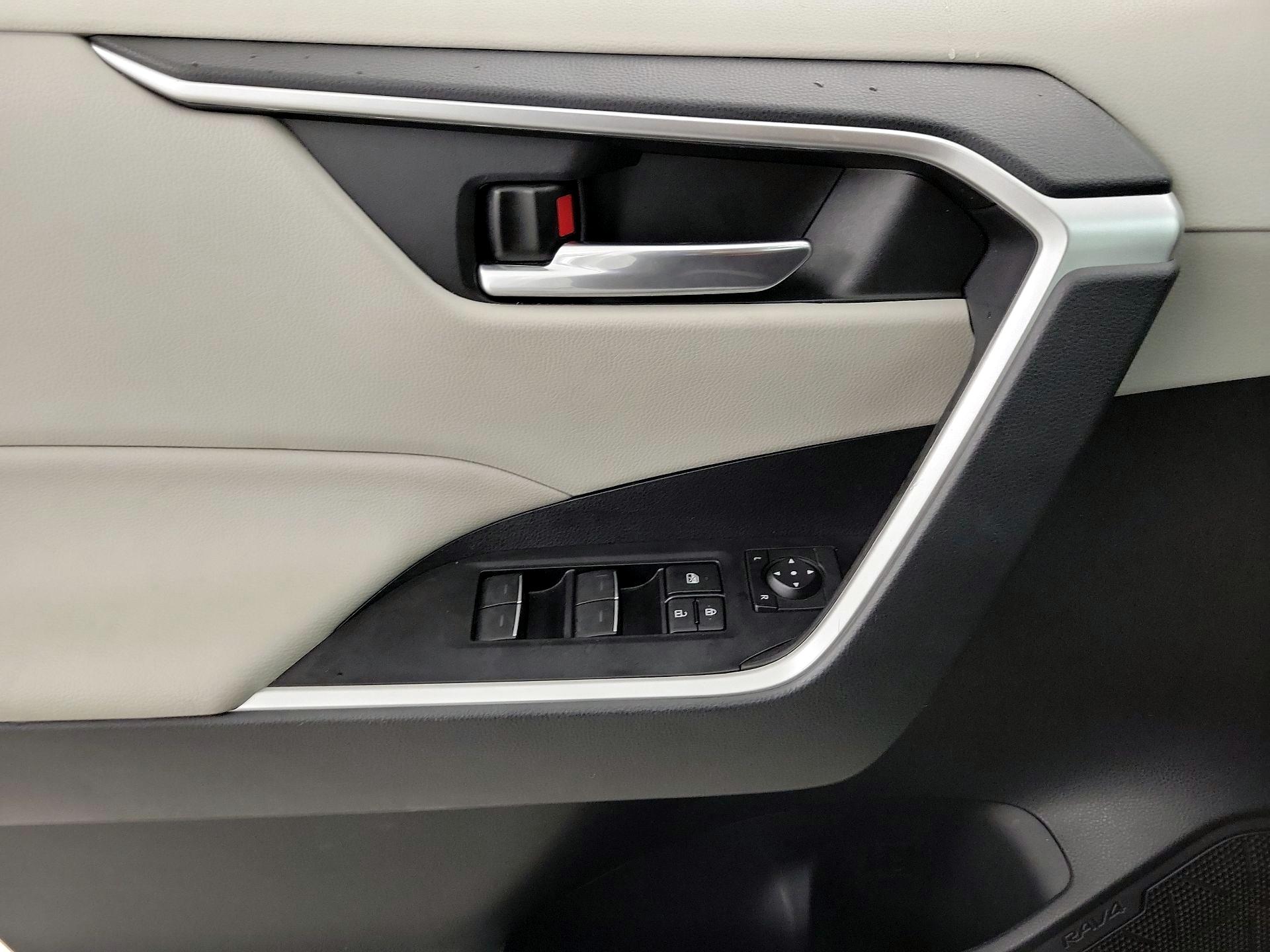 Thumbnail: 2022 Toyota RAV4 - 12