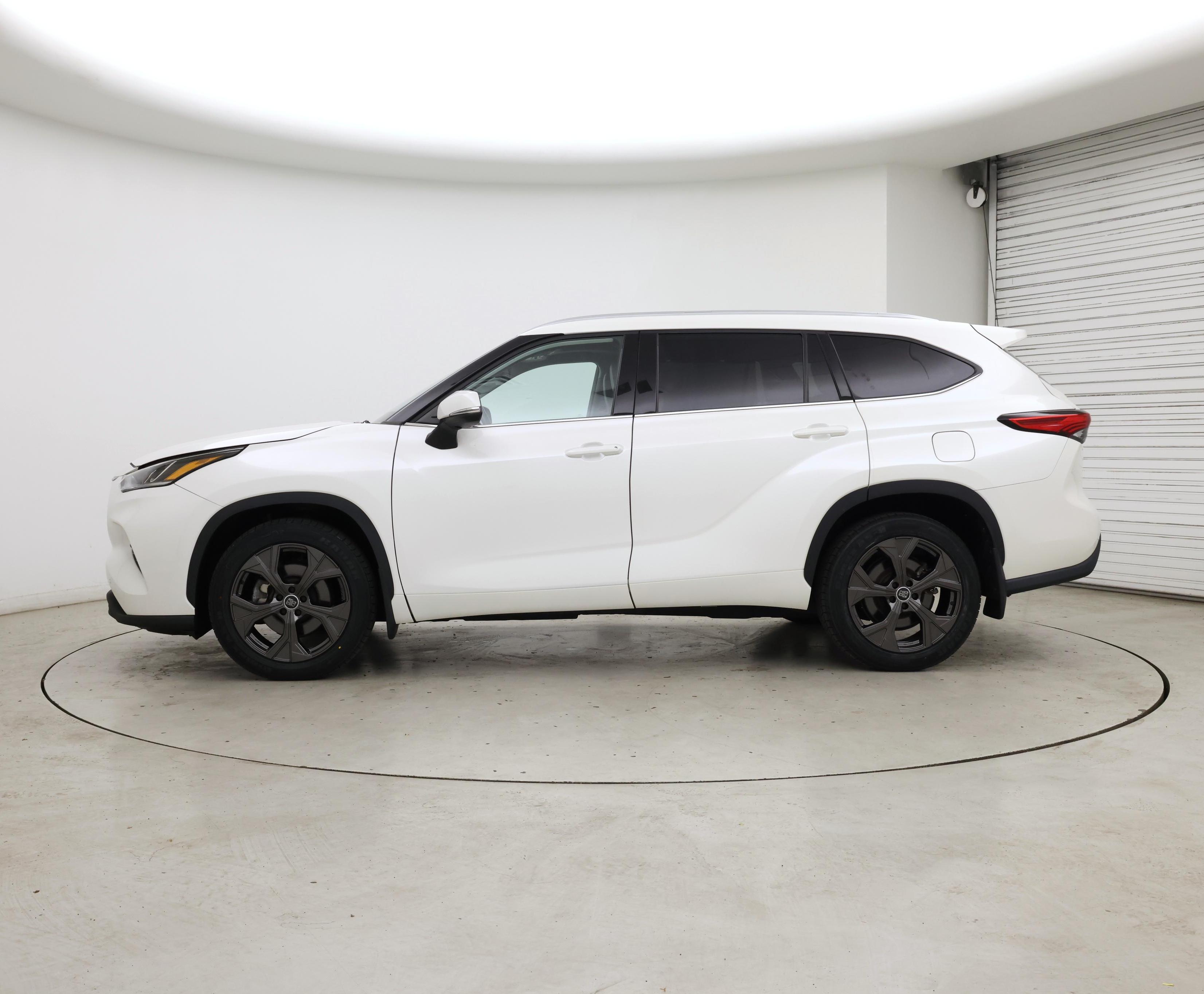 Thumbnail: 2021 Toyota Highlander - 3