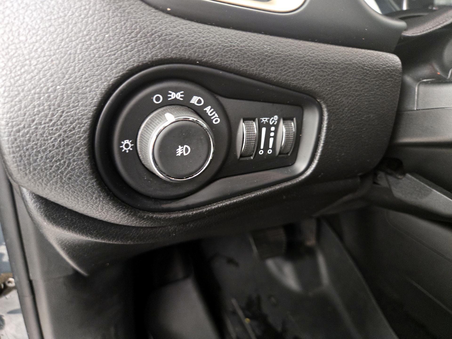 Thumbnail: 2017 Jeep Renegade - 13