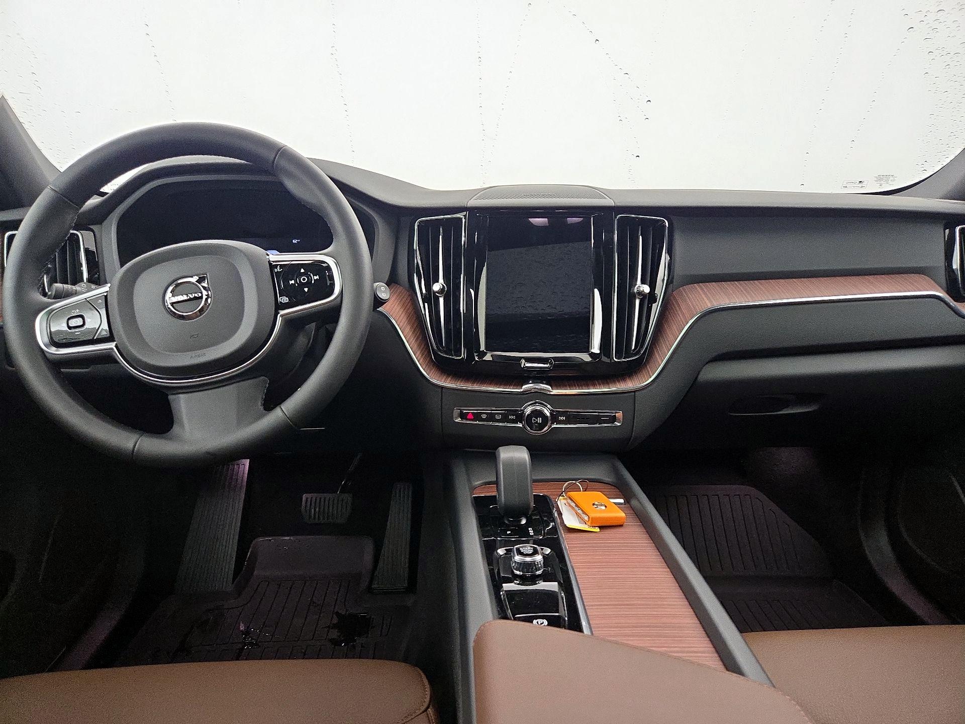 Thumbnail: 2025 Volvo XC60 - 9