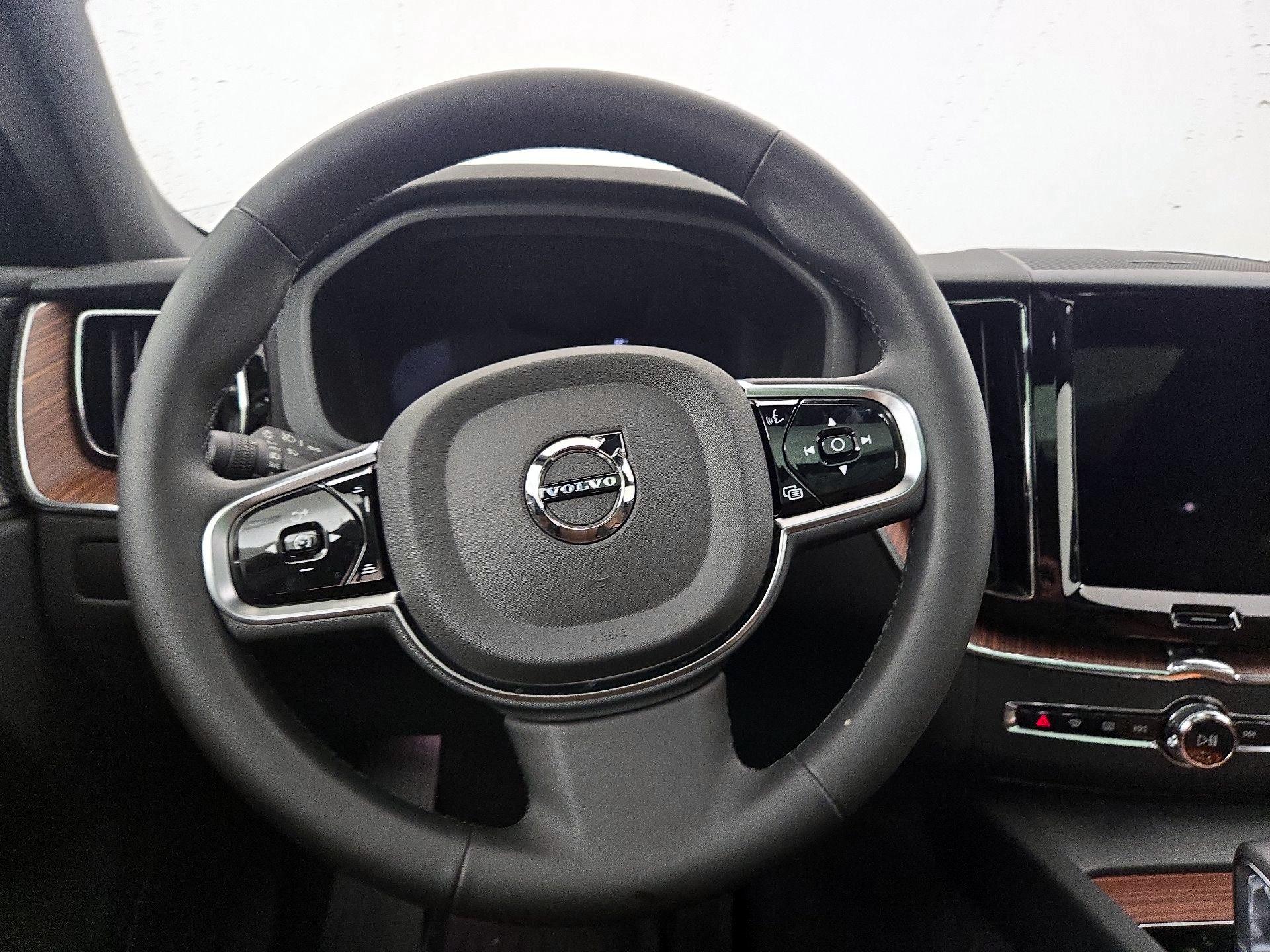 Thumbnail: 2025 Volvo XC60 - 10