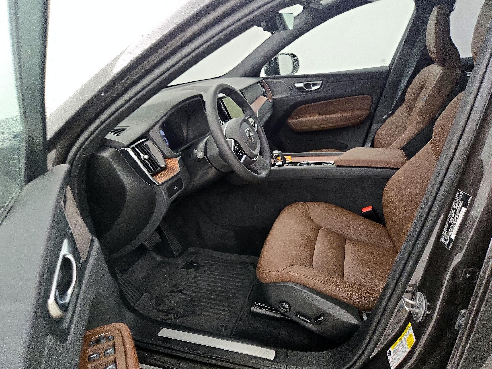 Thumbnail: 2025 Volvo XC60 - 11