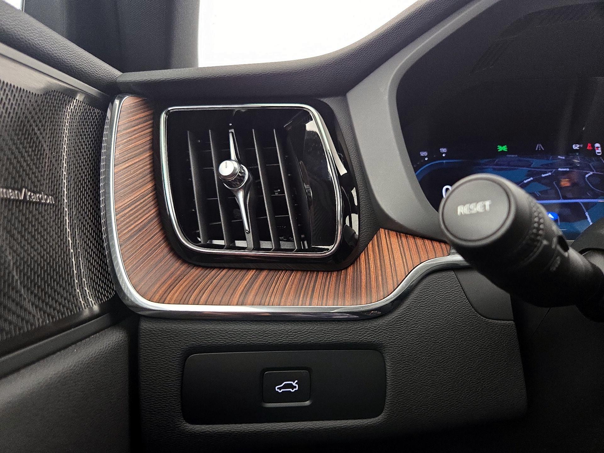 Thumbnail: 2025 Volvo XC60 - 13