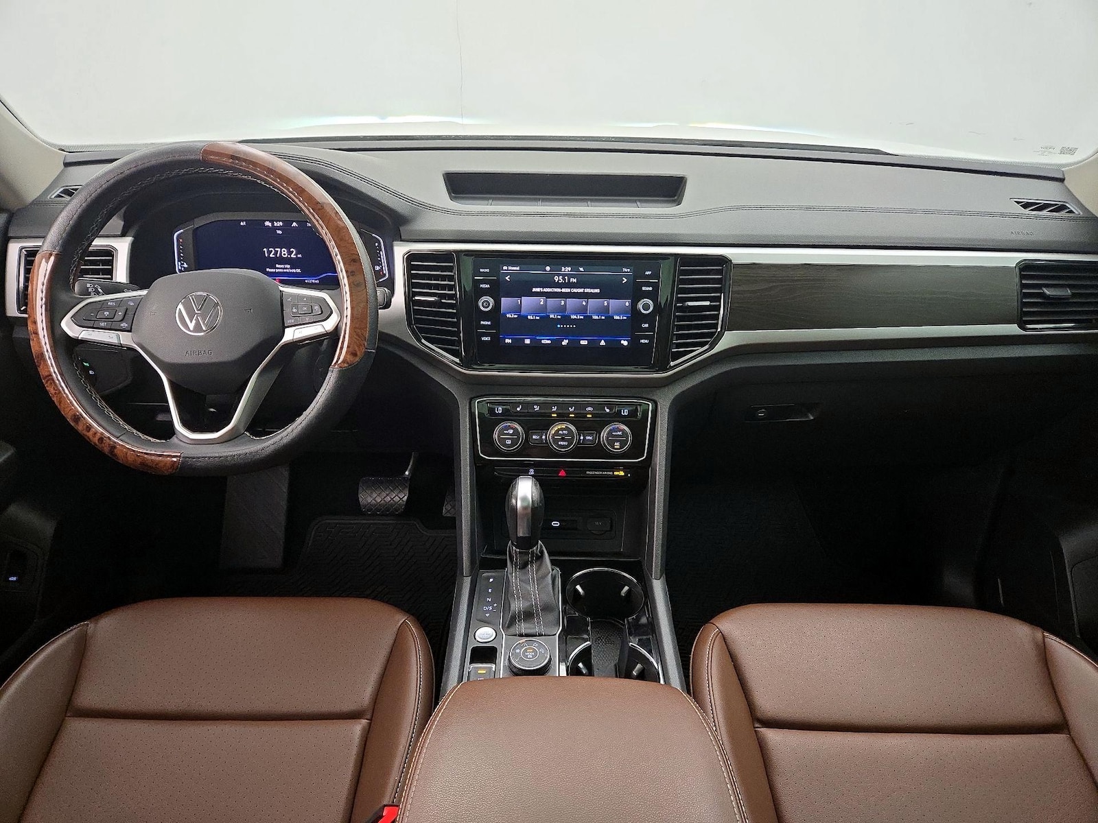 2023 Volkswagen Atlas SE w/Tech - Photo 10
