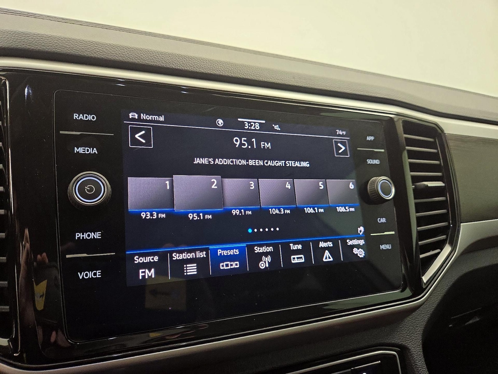 2023 Volkswagen Atlas SE w/Tech - Photo 16