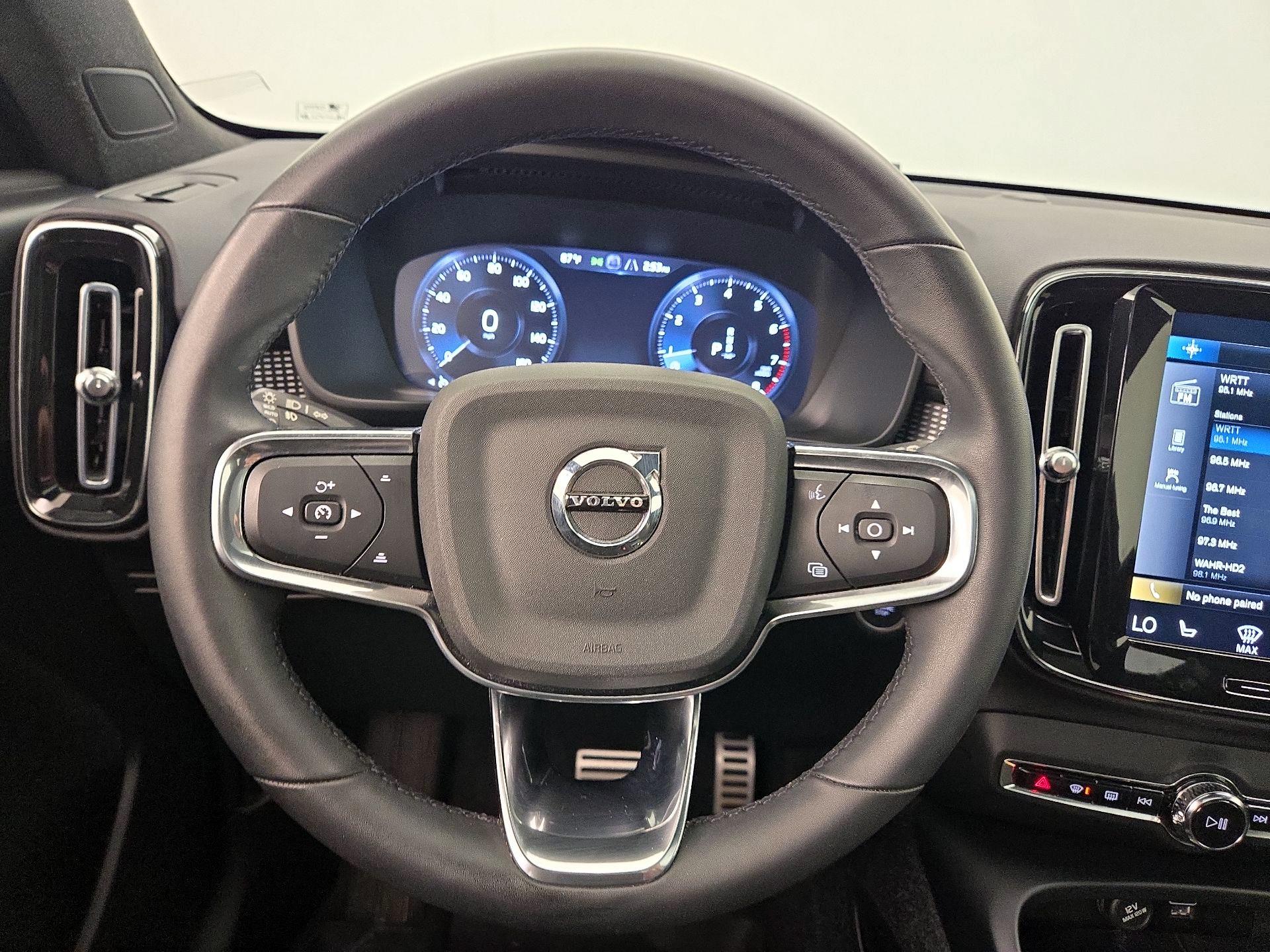 Thumbnail: 2022 Volvo XC40 - 10