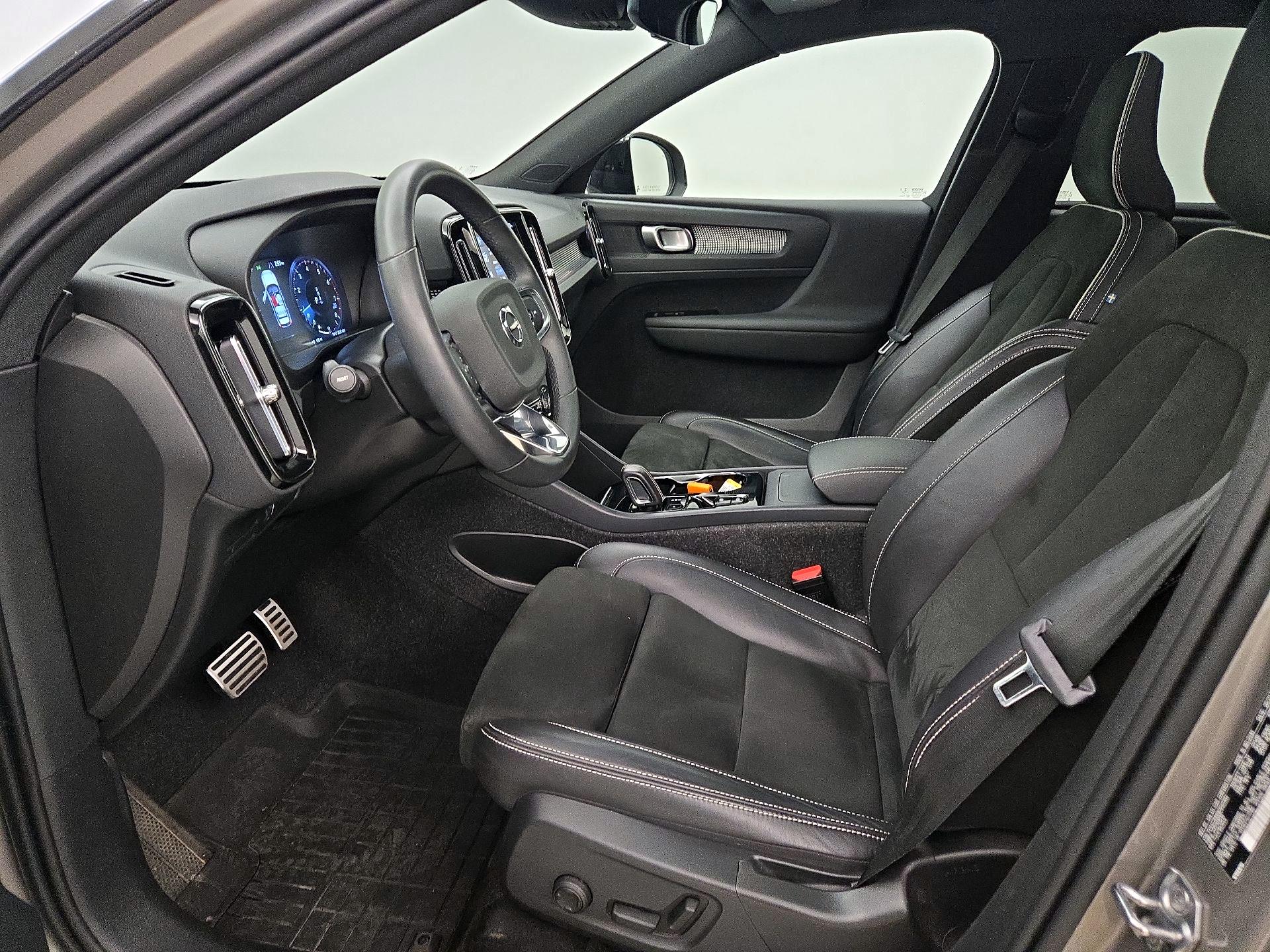 Thumbnail: 2022 Volvo XC40 - 11