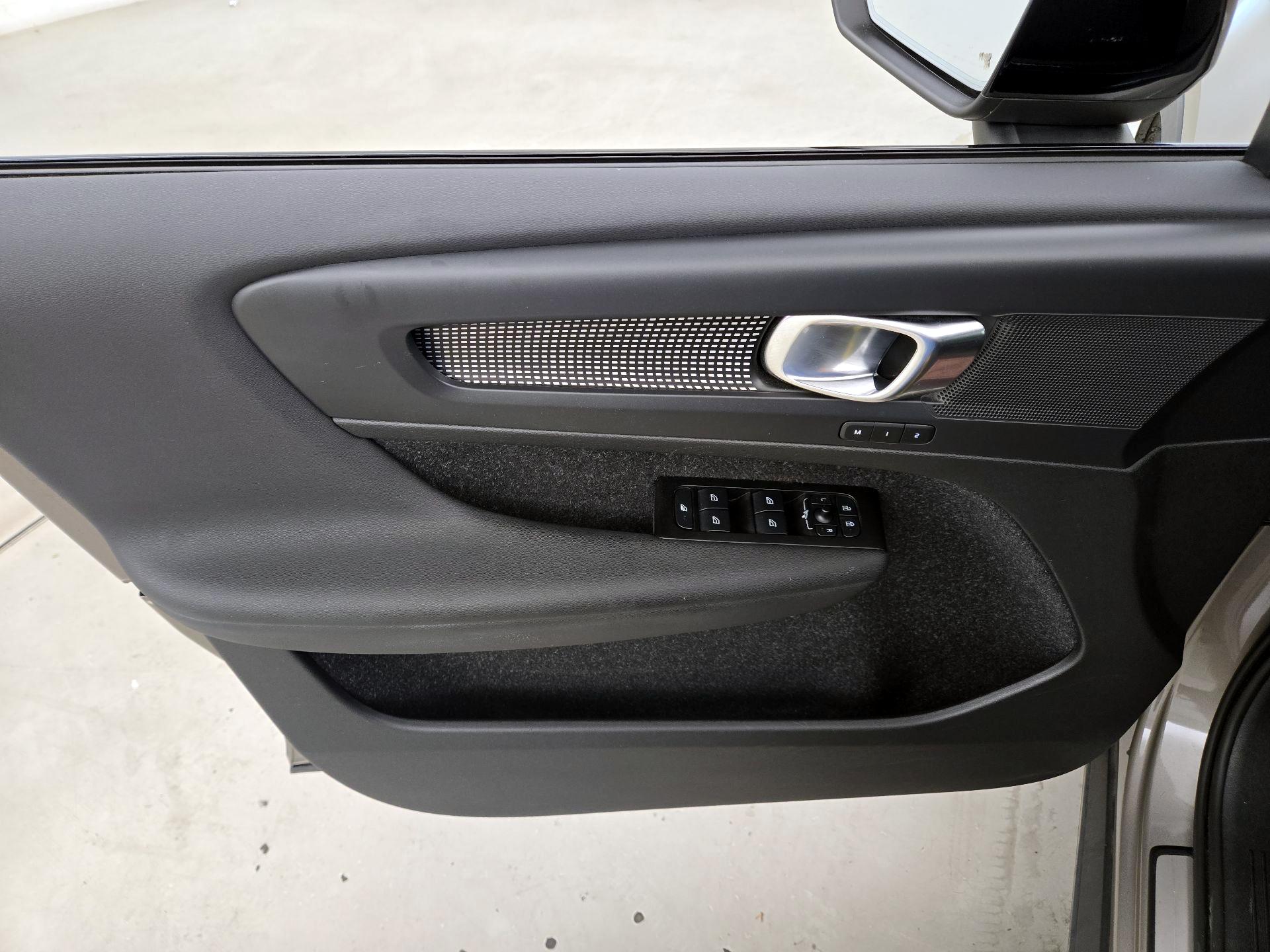 Thumbnail: 2022 Volvo XC40 - 12