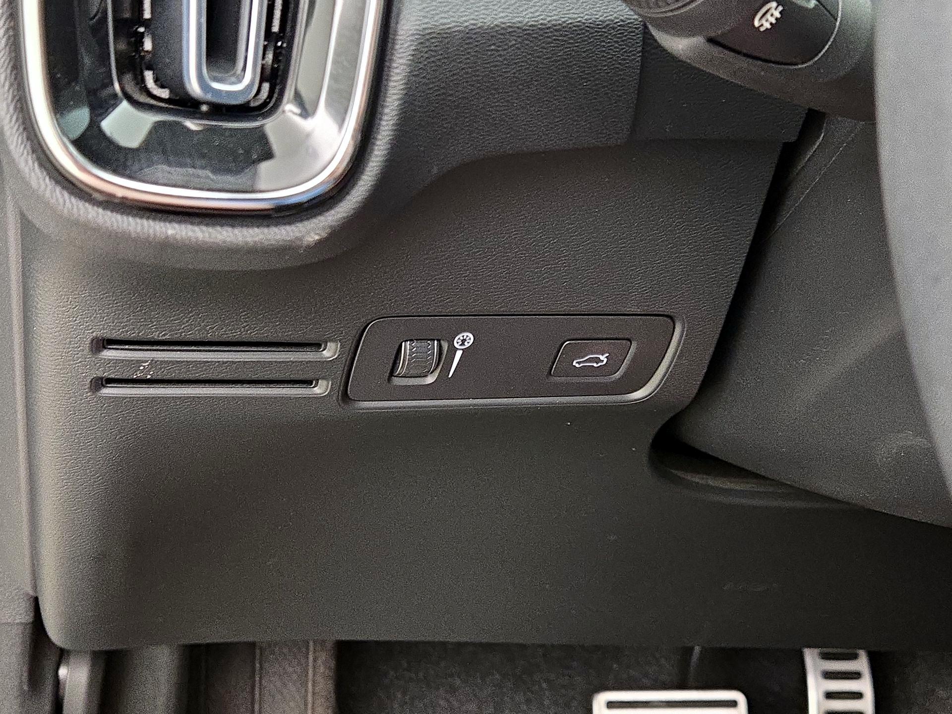 Thumbnail: 2022 Volvo XC40 - 13