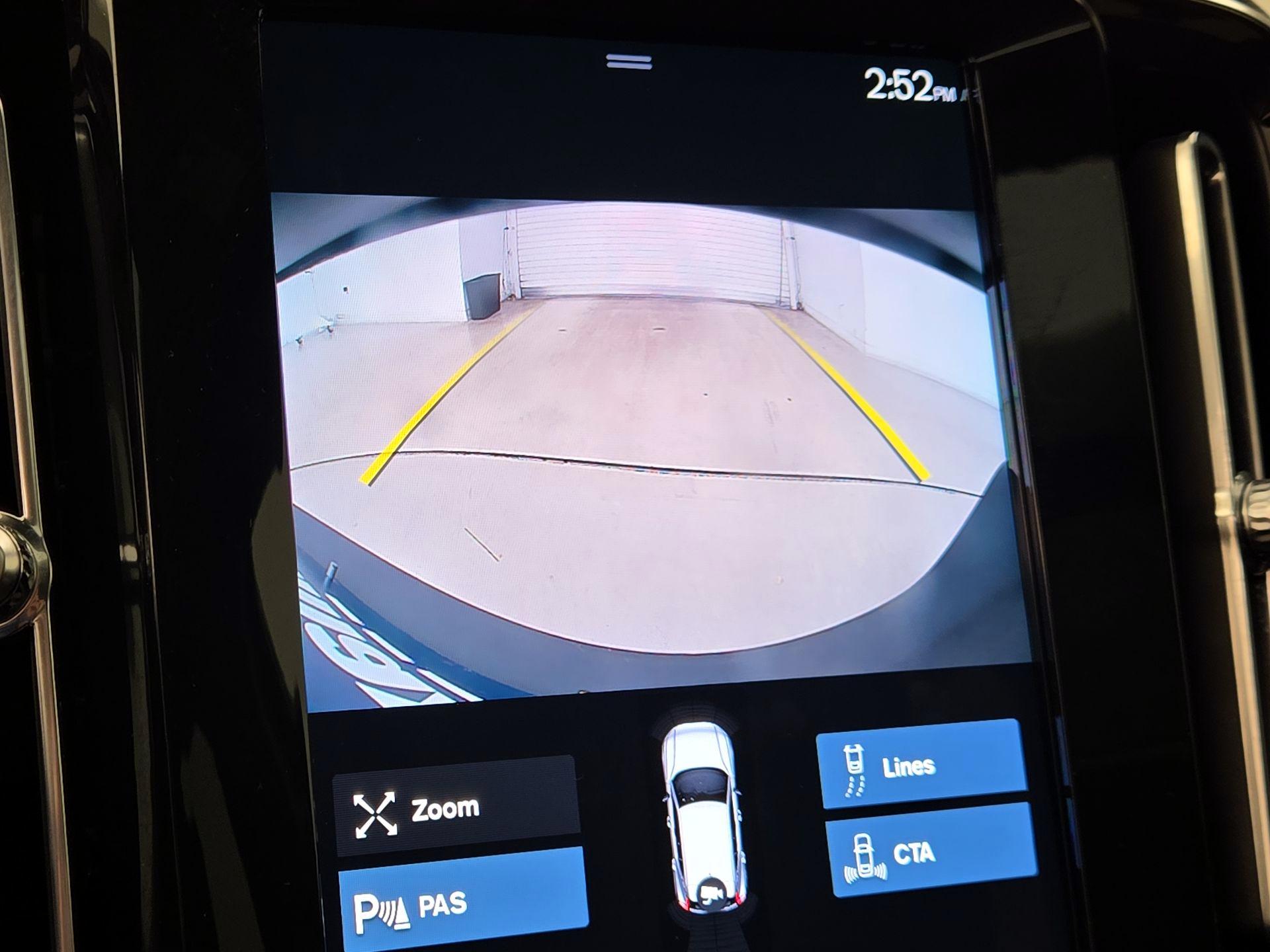 Thumbnail: 2022 Volvo XC40 - 14