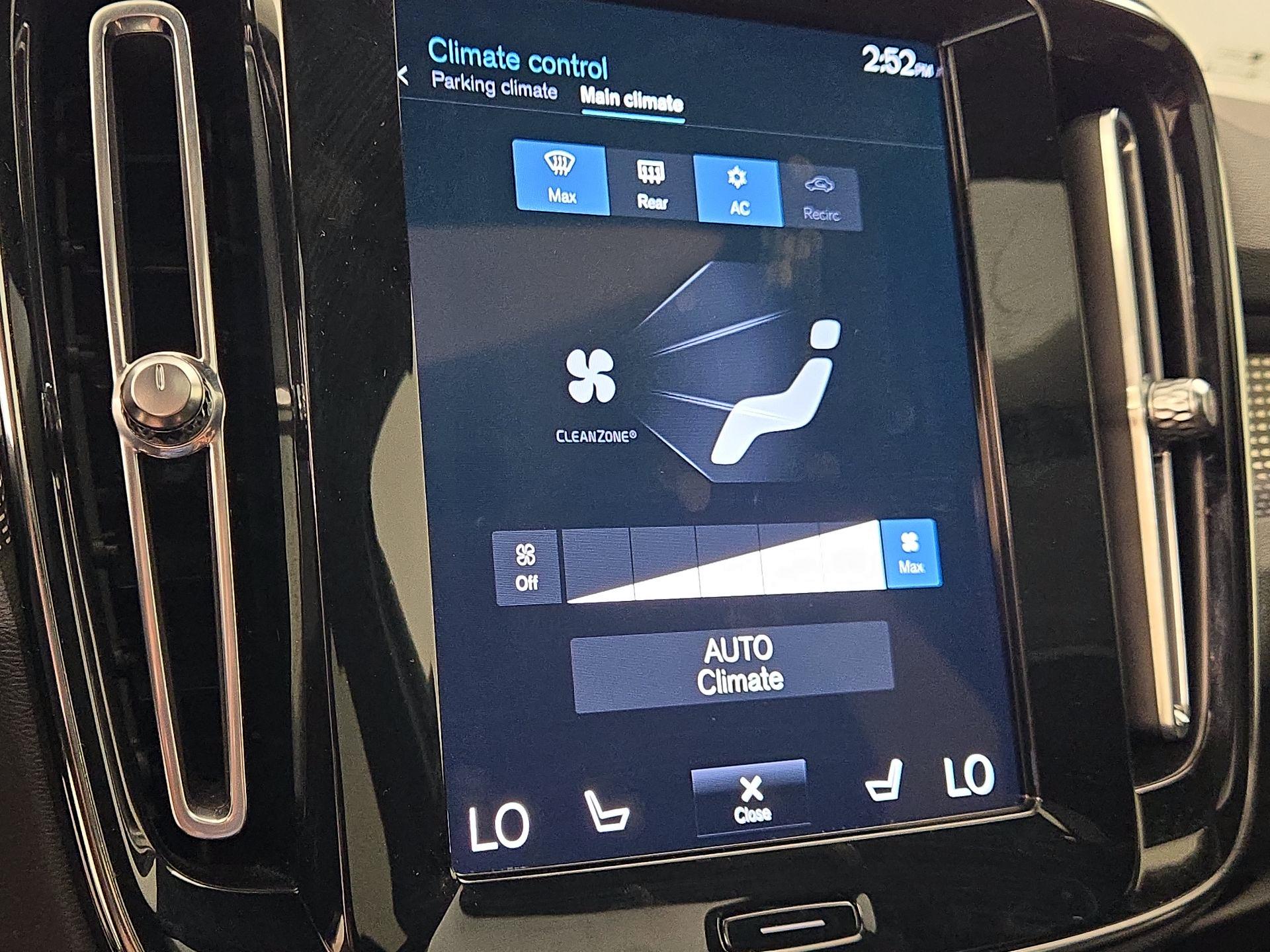 Thumbnail: 2022 Volvo XC40 - 16