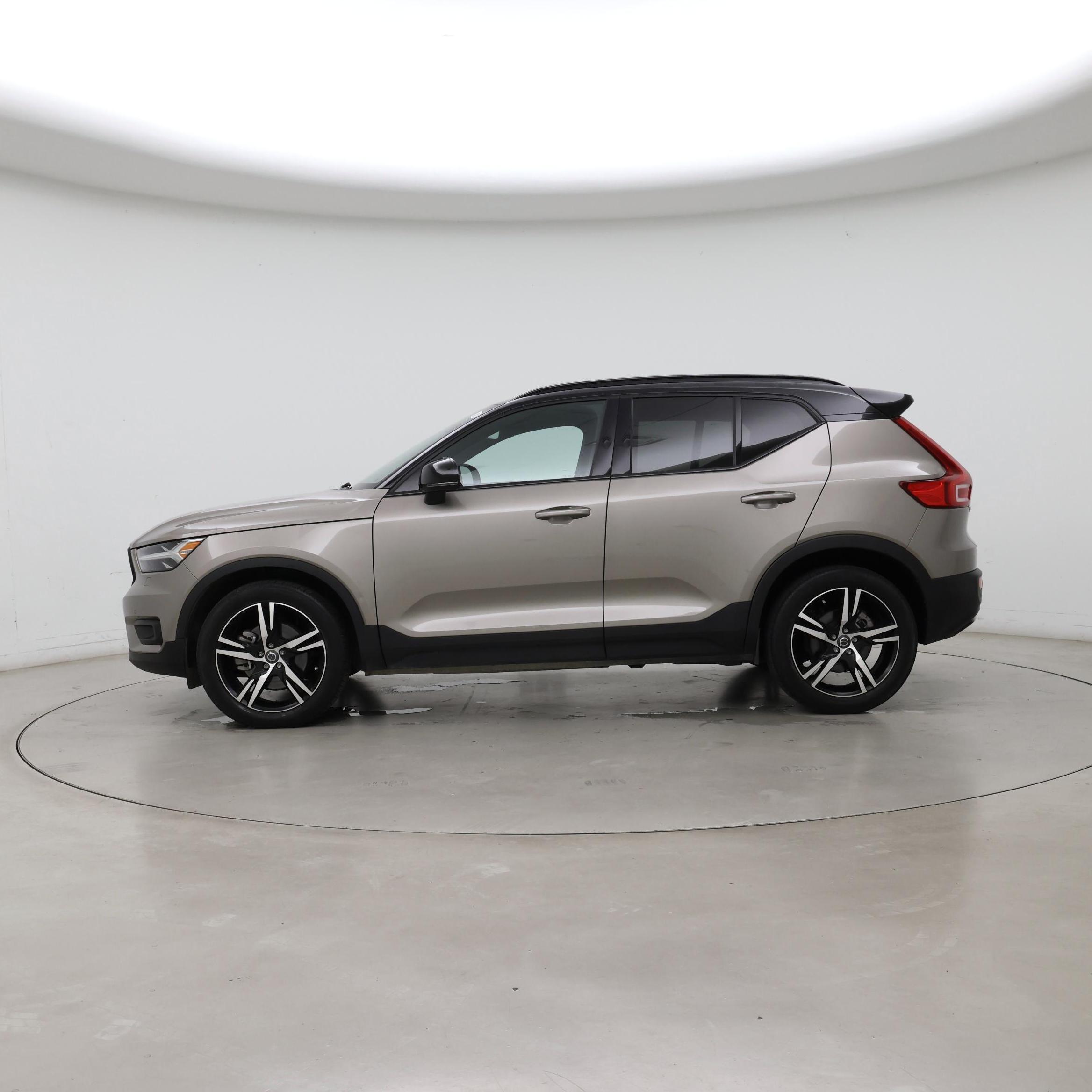 Thumbnail: 2022 Volvo XC40 - 3