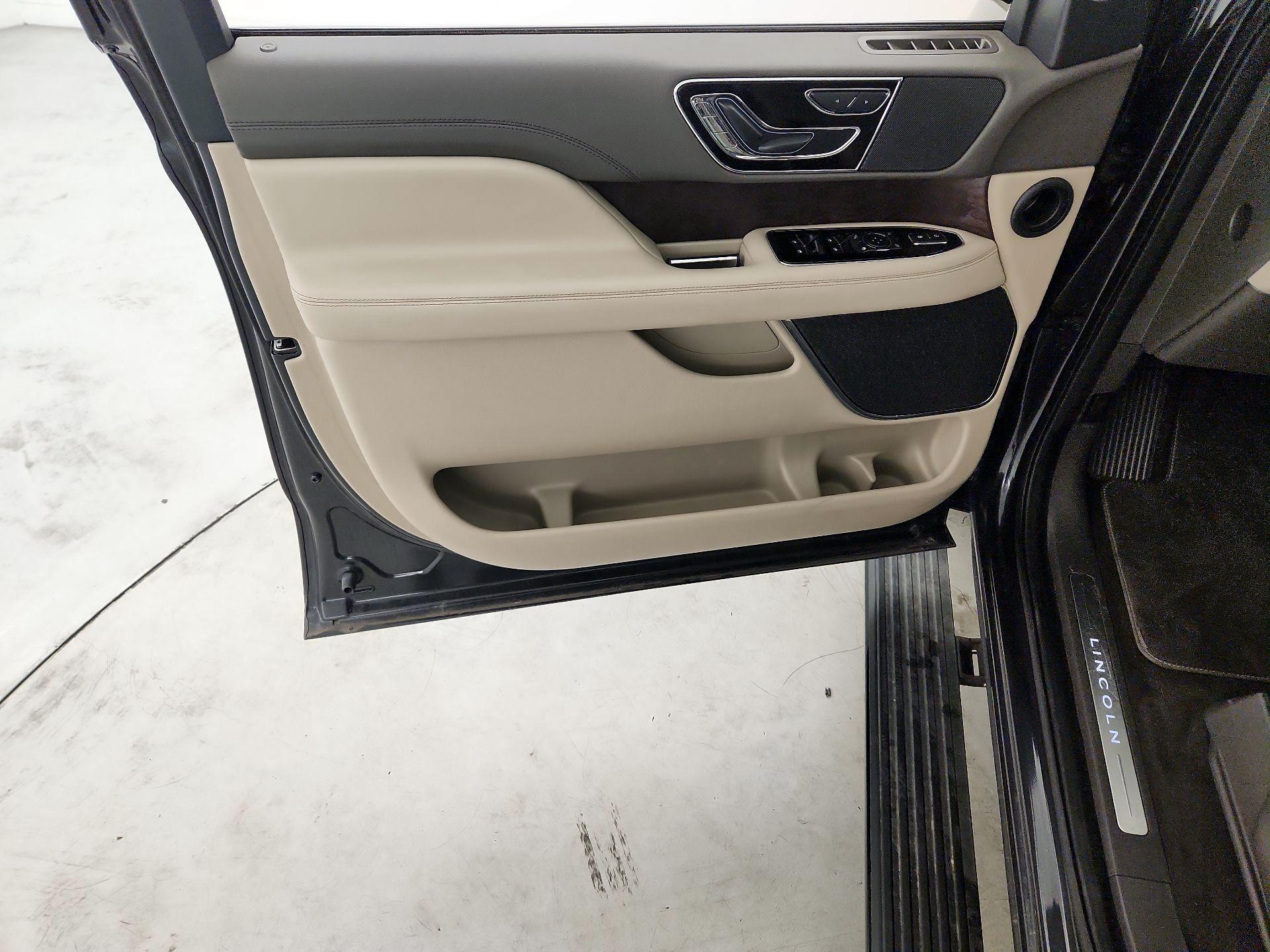 Thumbnail: 2022 Lincoln Navigator - 12