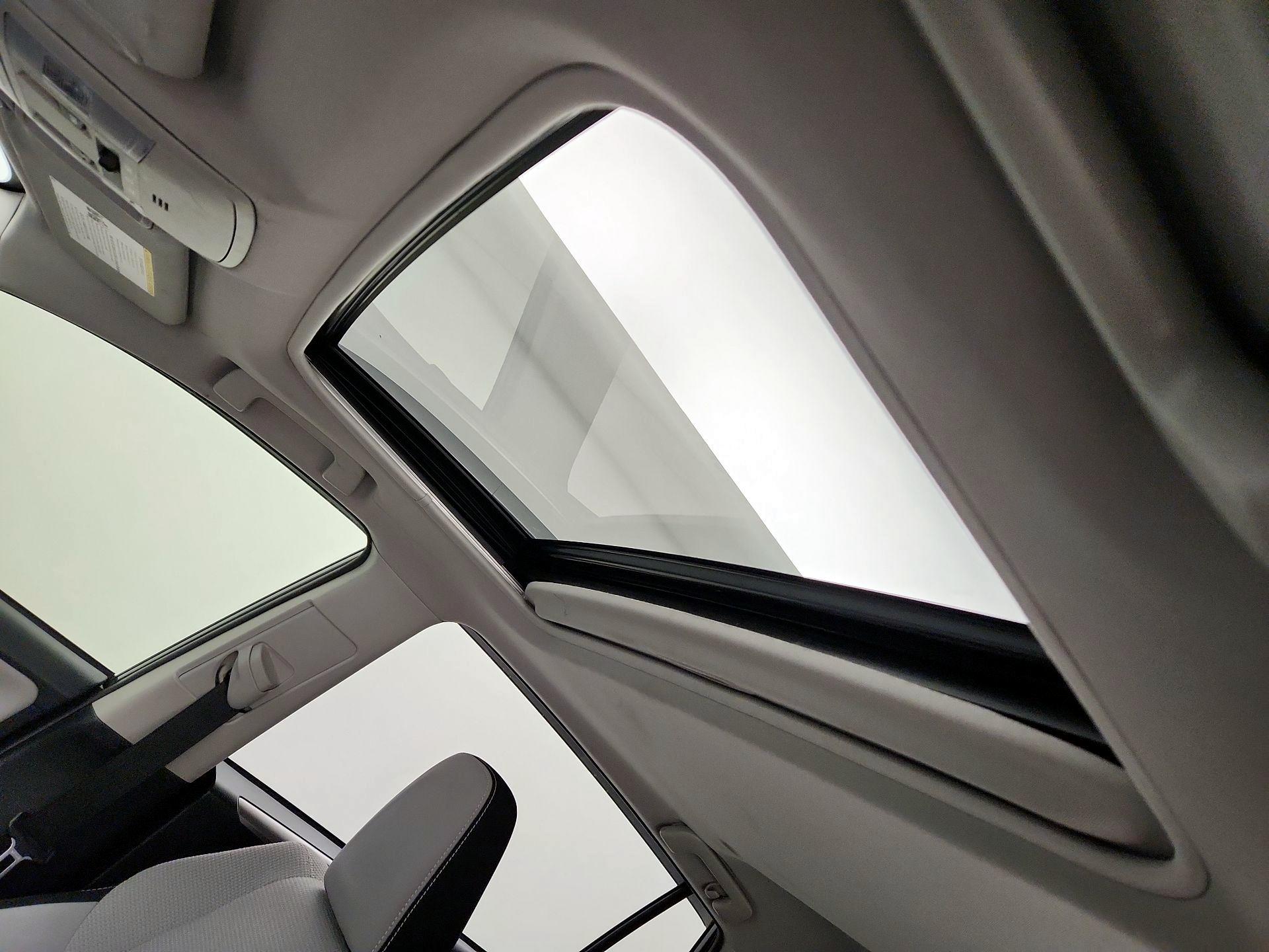 Thumbnail: 2017 Toyota RAV4 - 20