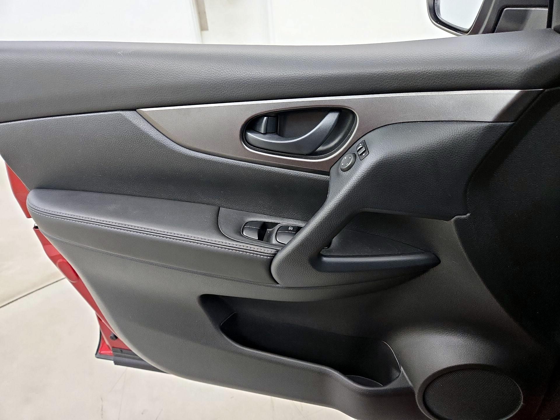 Thumbnail: 2021 Nissan Rogue Sport - 12