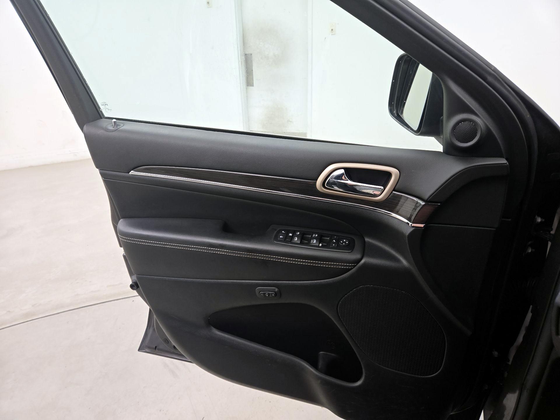 Thumbnail: 2015 Jeep Grand Cherokee - 12